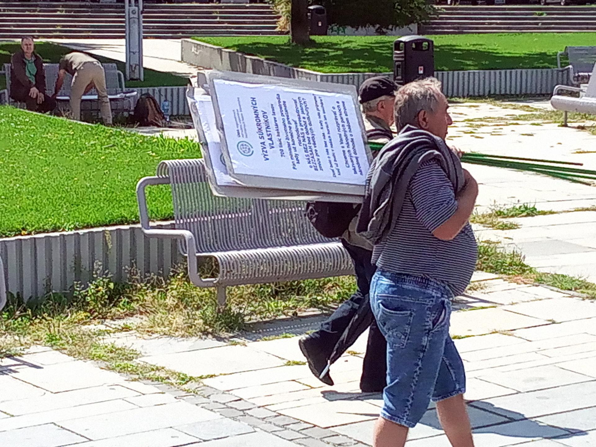 Jeden z transparentov proti reforme národných parkov.