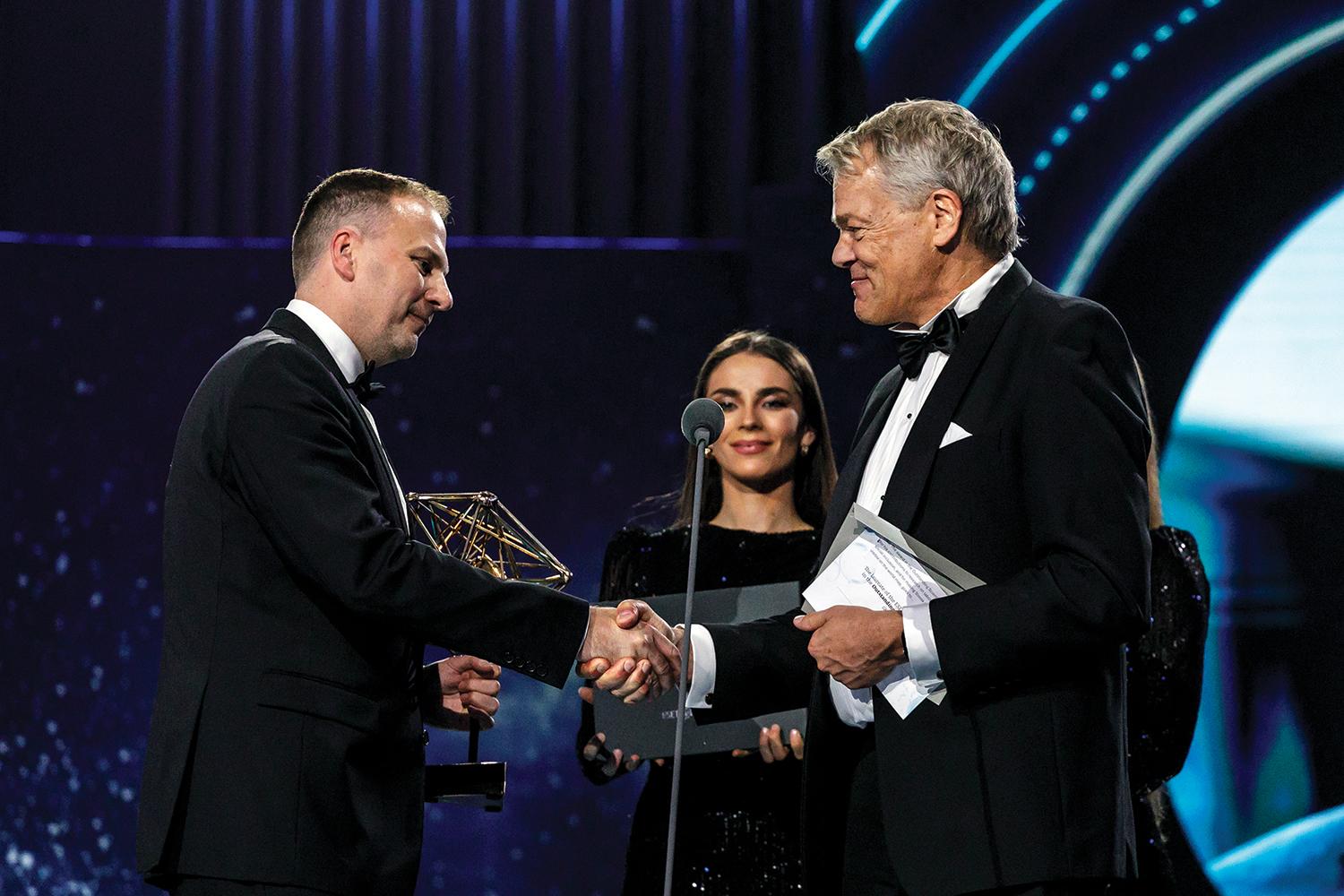 9. október 2025, Bratislava: Nobelista Edvard Moser (vpravo) odovzdáva ocenenie v kategórii Výnimočná osobnosť vedy na Slovensku ekonómovi Martinovi Kahancovi počas slávnostného vyhlásenia laureátov 7. ročníka ESET Science Award.