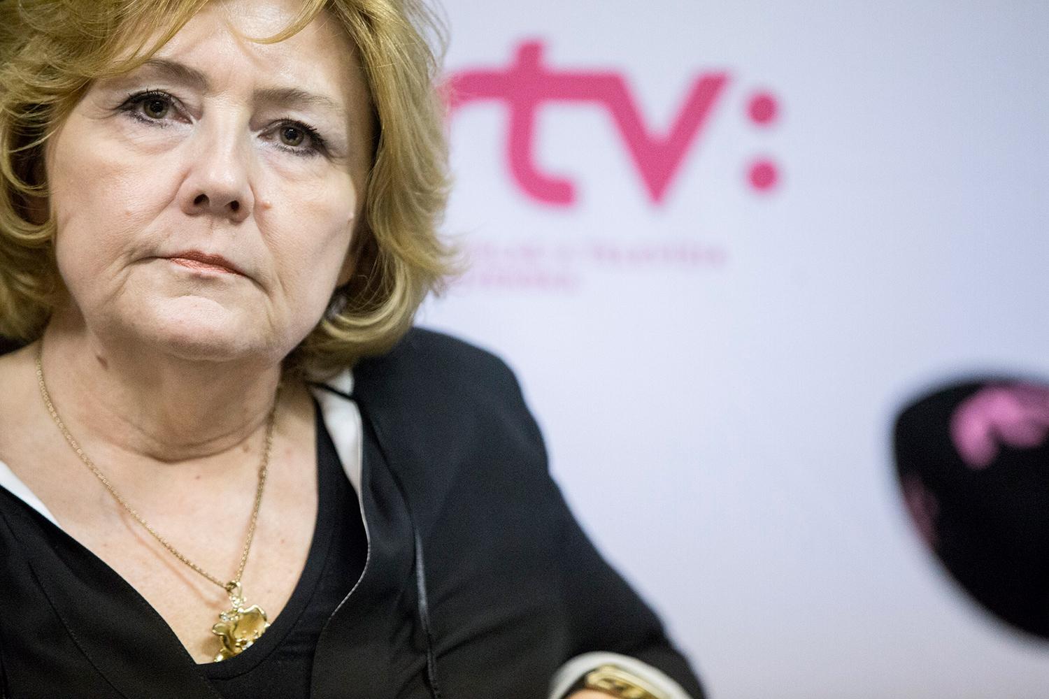 Hana Lyons, vedúca televízneho spravodajstva a publicistiky, jedna z konfliktných postáv Rezníkovho vedenia.