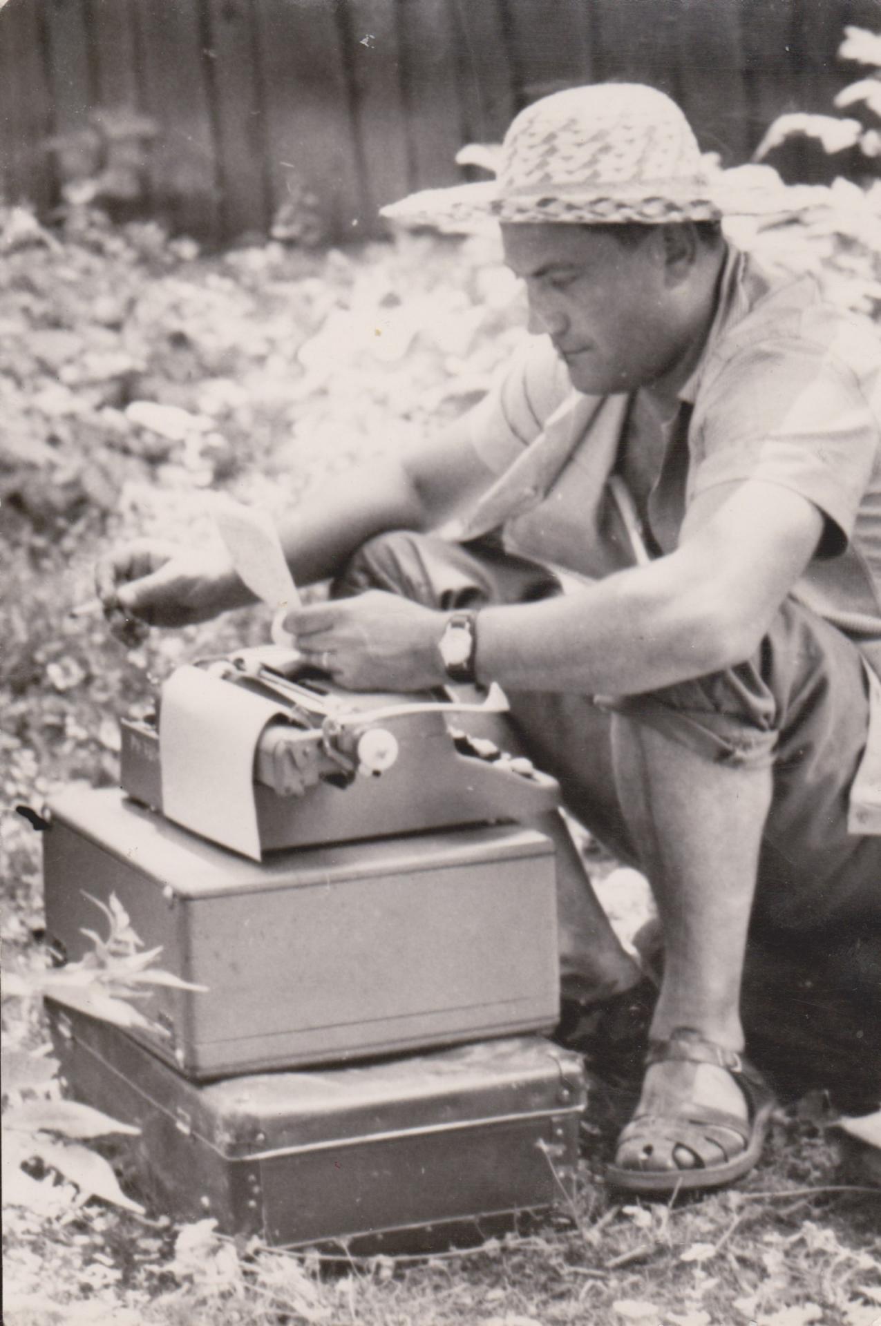 Marián Sklenka za písacím strojom.