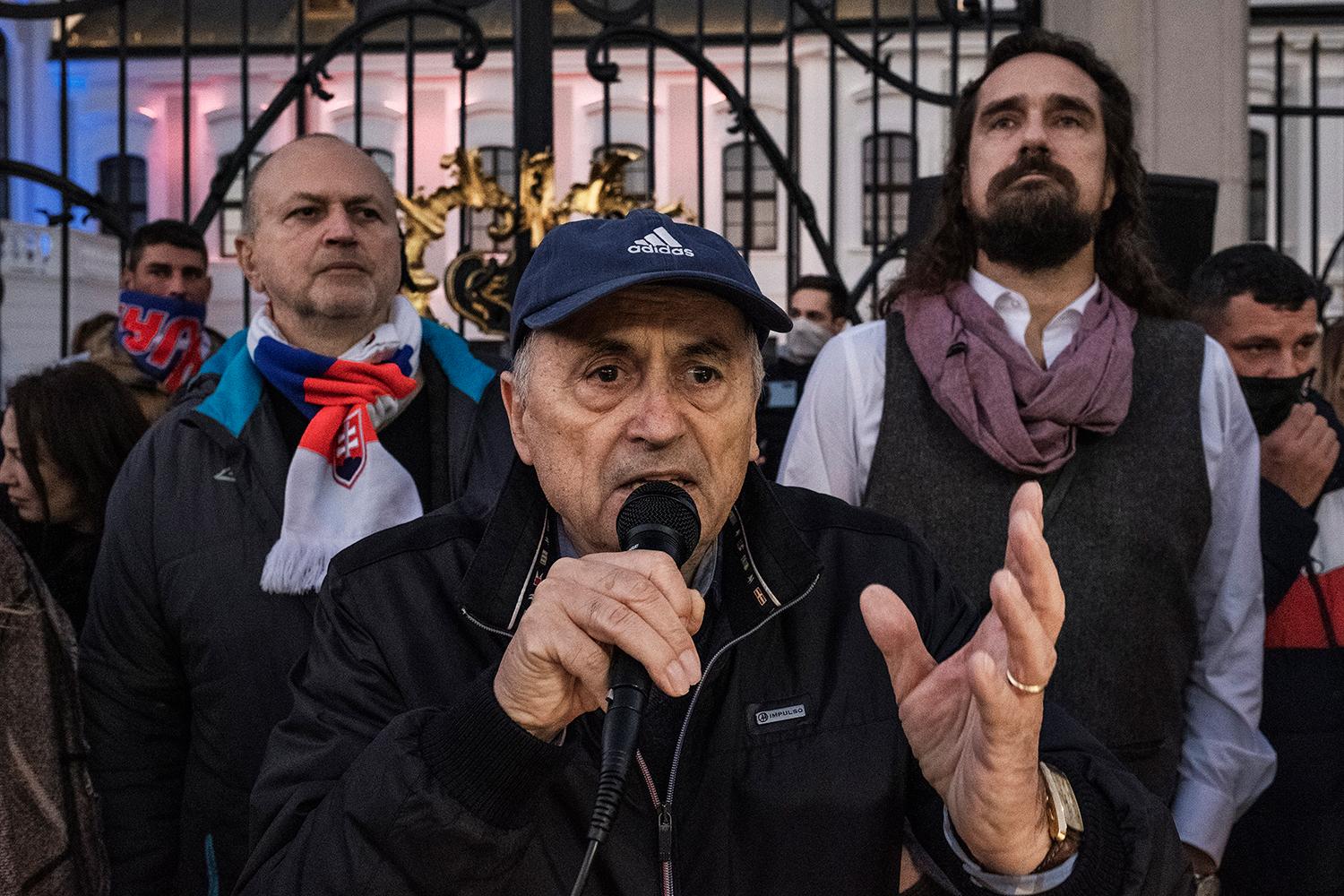 17. november 2020 Bratislava: Na protivládnom proteste vystúpil aj bývalý politik a dnešný propagátor ruskej vakcíny Ján Čarnogurský, v pozadí za ním šéfredaktor známeho konšpiračného časopisu Tibor Rostas. Mnohí zúčastnení nemali na tvári rúška.