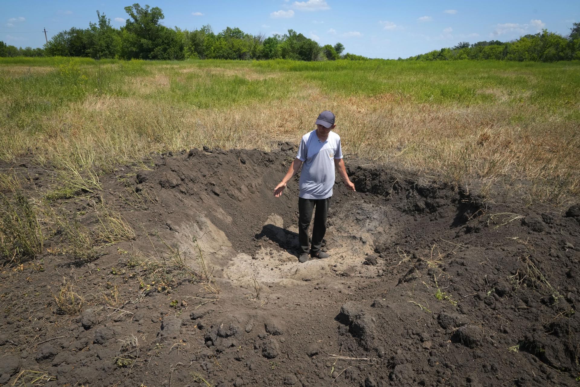 Ukrajinský farmár na mieste, kam dopadla ruská raketa, 12.6.2022