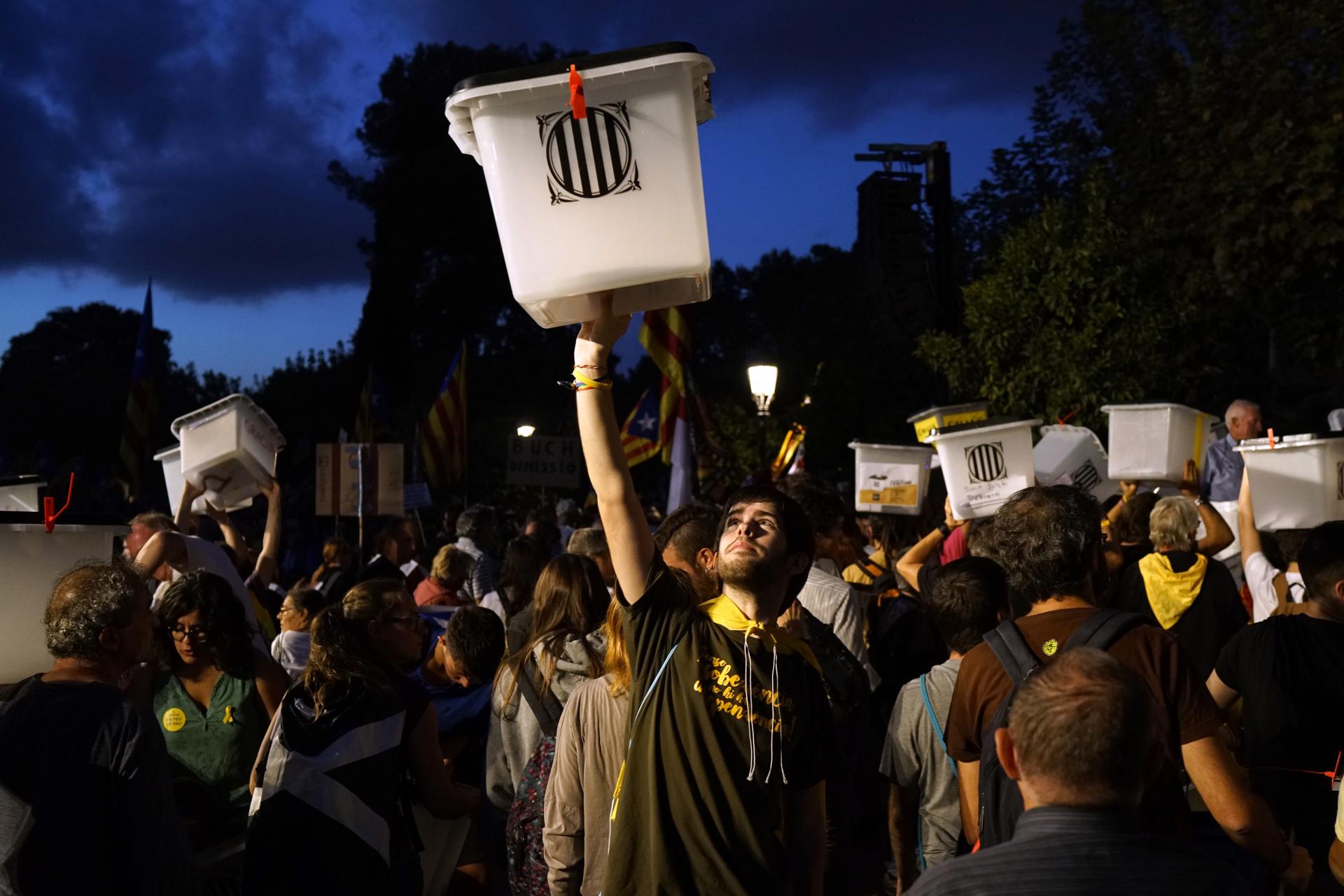 1. október 2018 Barcelona, Španielsko: Demonštranti za nezávislosť Katalánska držia v rukách hlasovacie schránky.