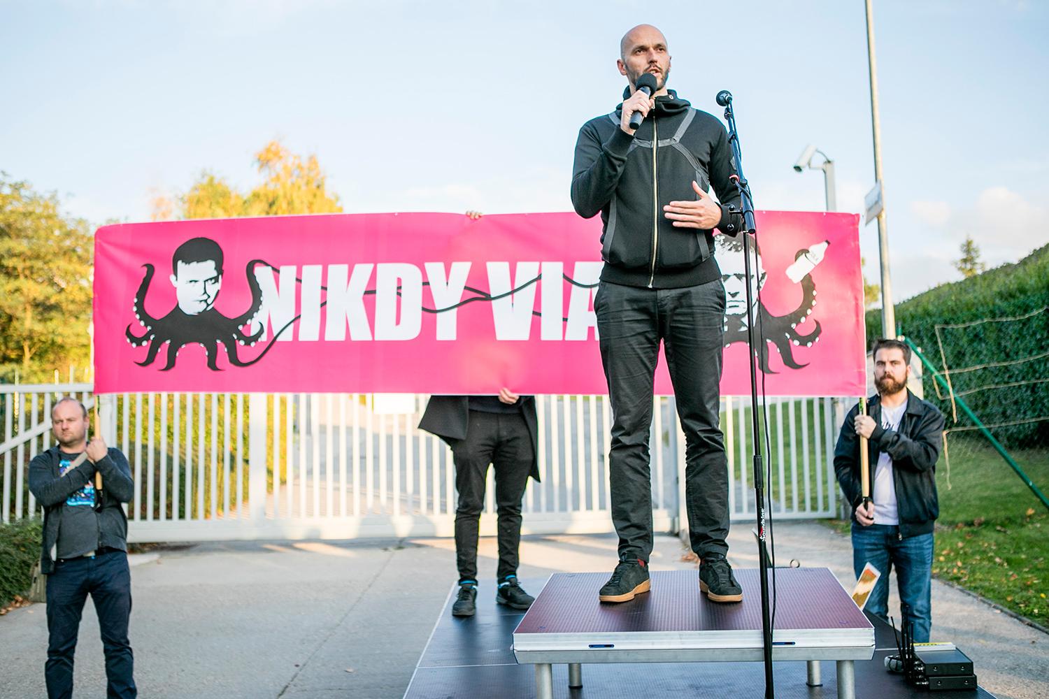 17. október 2019 Záhorská Bystrica: Predseda hnutia Progresívne Slovensko Michal Truban počas protestu politikov za spravodlivosť a za prijatie zákona Lex Haščák.