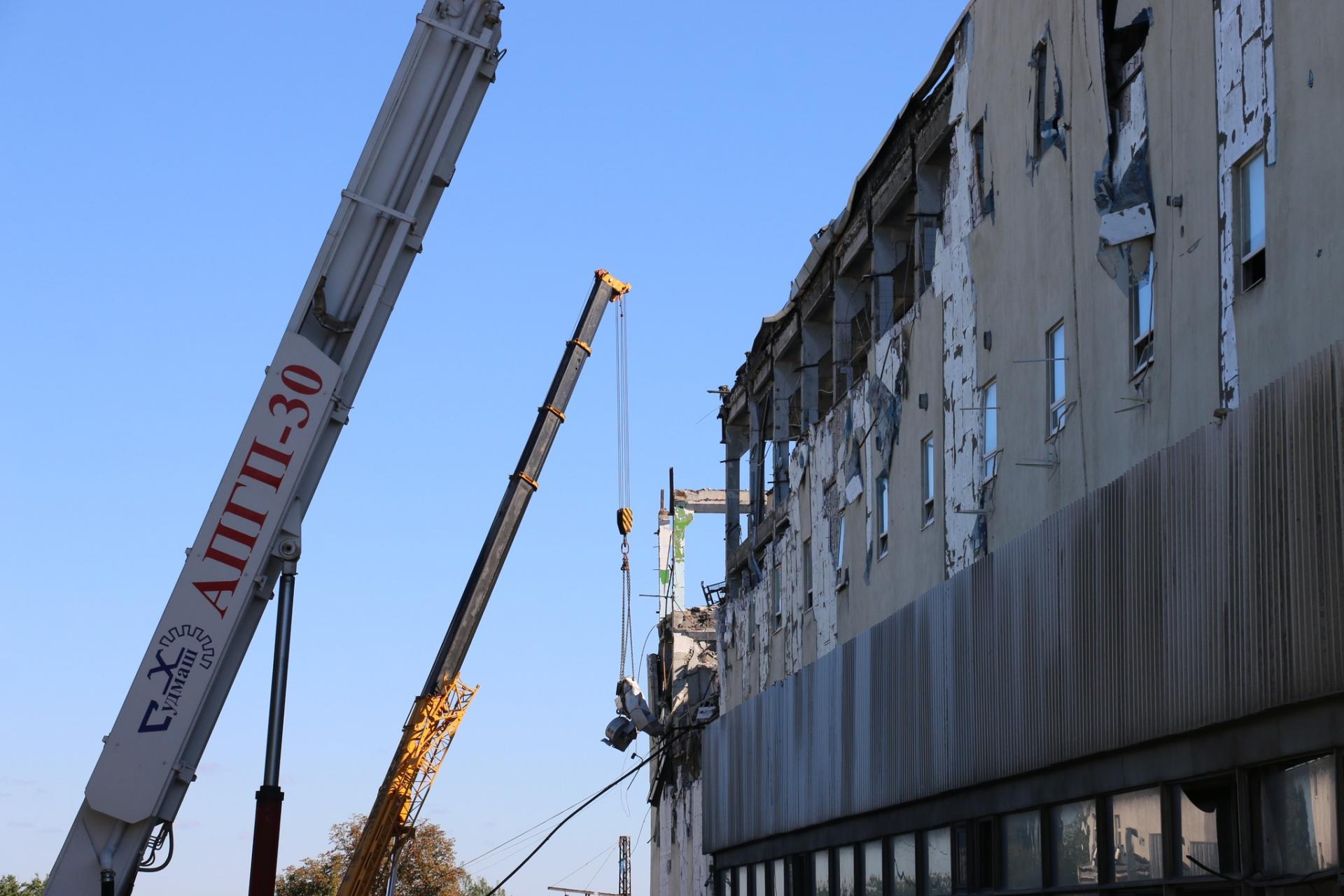 Záchranné zložky v Charkove zasahovali aj na zničenej budove tlače