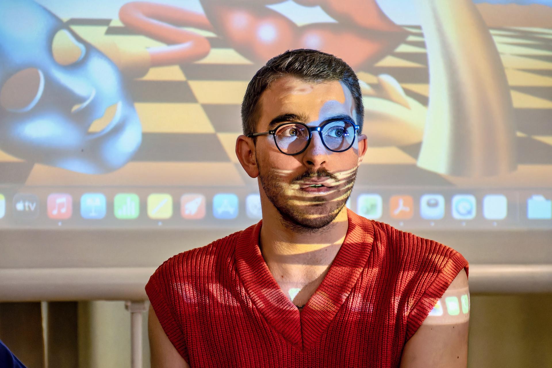 Programový riaditeľ Jakub Spevák ako súčasť vizuálu festivalu.