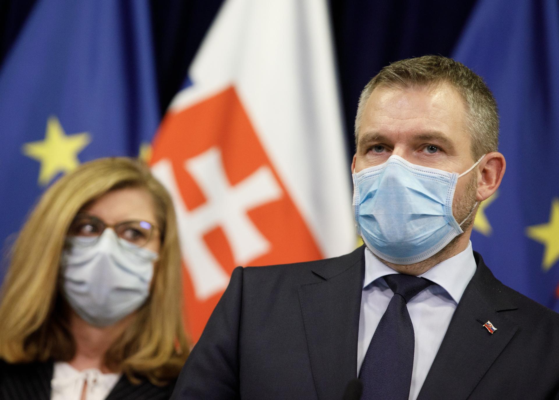 Peter Pellegrini počas tlačovej besedy po mimoriadnom zasadnutí.