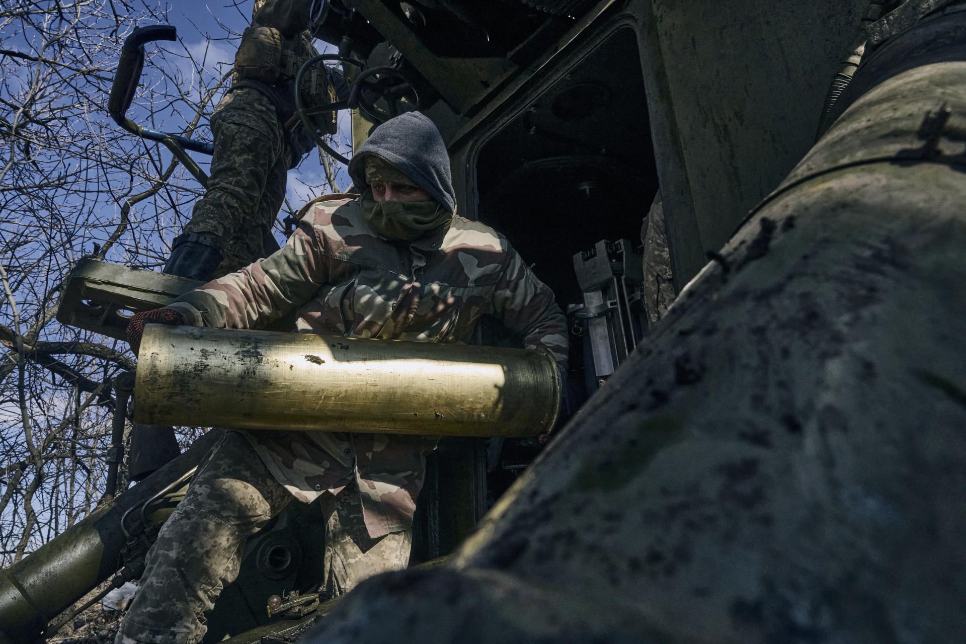 Ukrajinskí vojaci ostreľujú ruské pozície v blízkosti mesta Machmut, 5.3.2023.