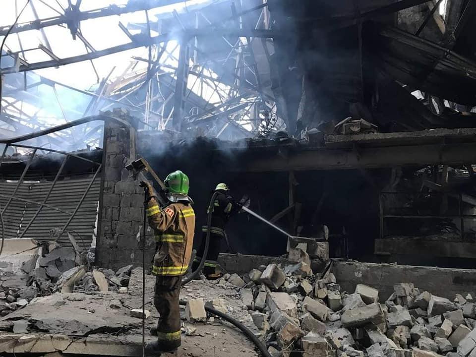 Škody po zhodenej rakete v Charkove