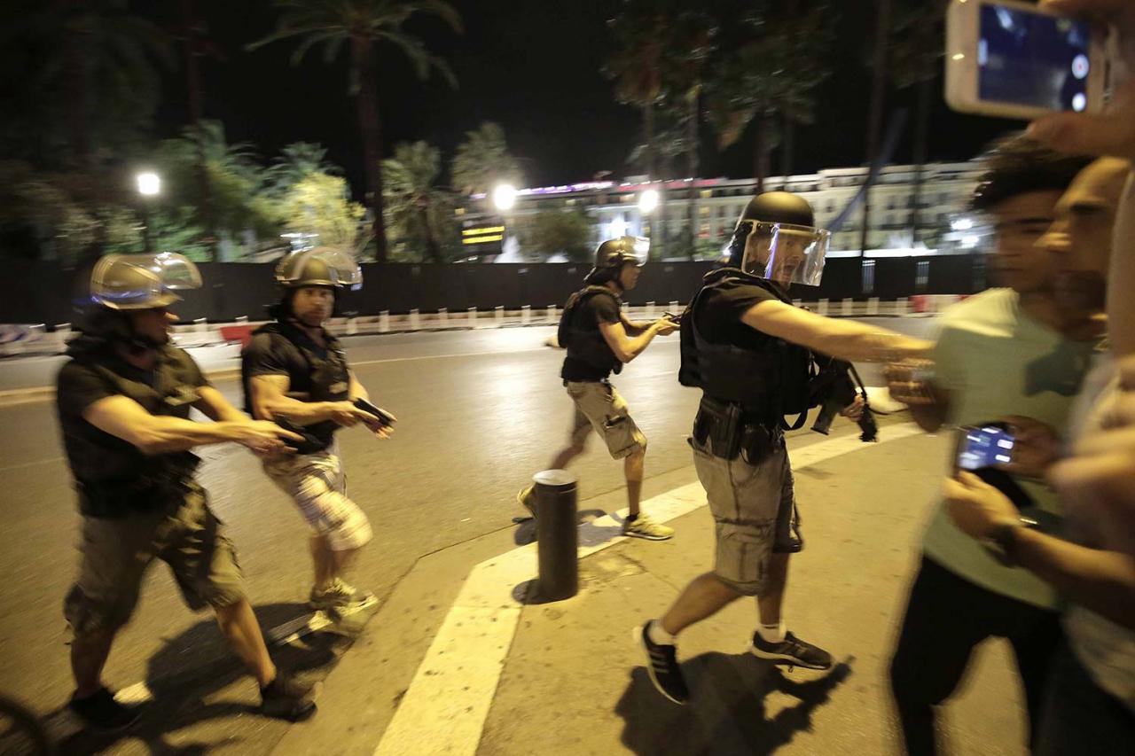 14. júl 2016, Nice, Francúzsko: Zásahové jednotky na Anglickej promenáde krátko po útoku Mohameda Lahouaiej-Bouhlela.