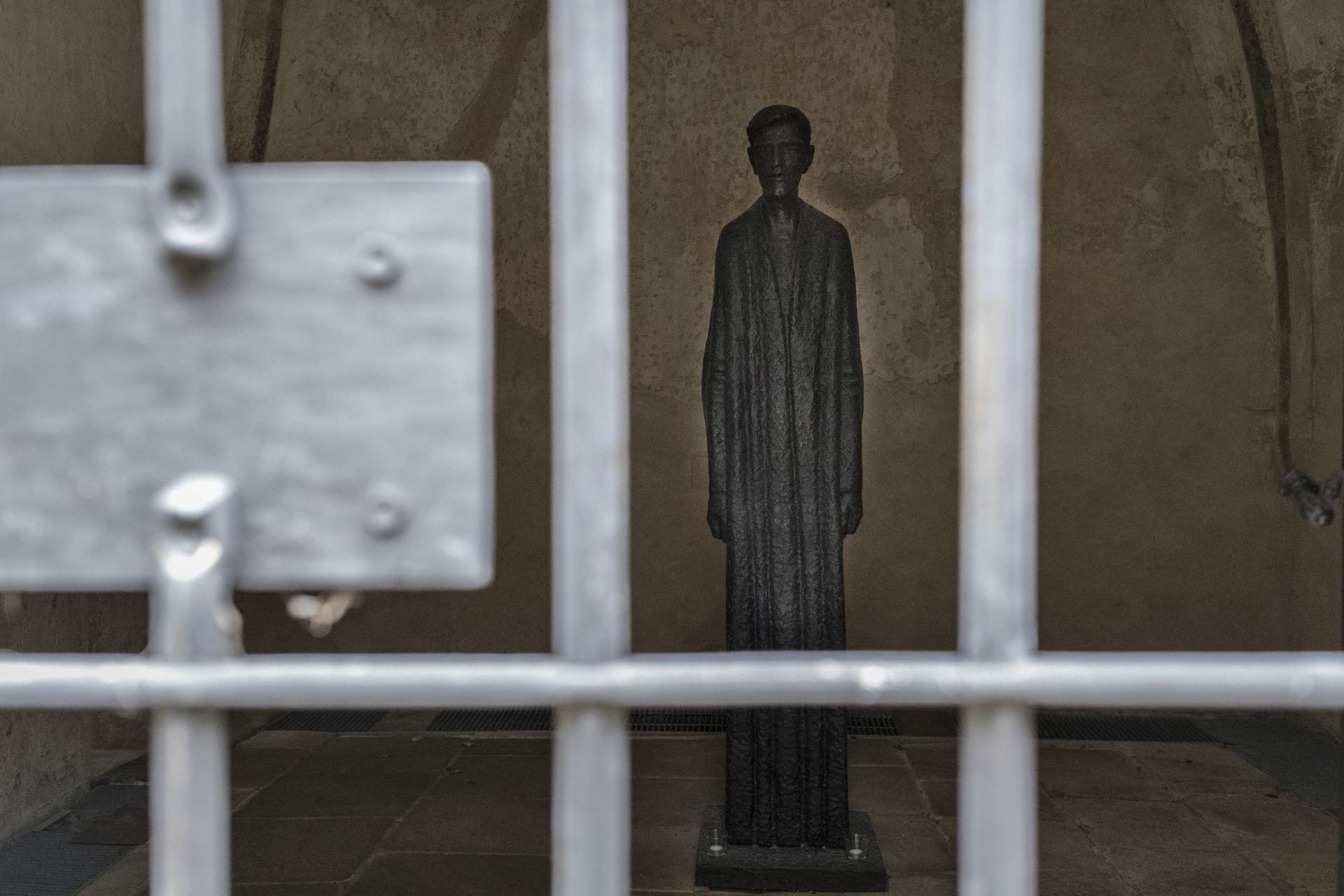 Socha pre Josefa Toufara za mrežami gotickej sakristie v Kostole sv. Víta na brehu vodnej nádrže Švihov. Autorom diela je významný český sochár Olbram Zoubek.