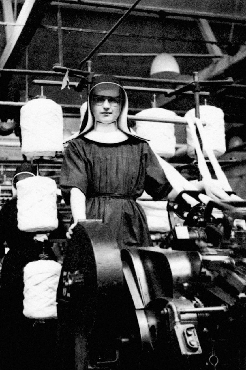 Mladšie sestry boli umiestnené v českých textilkách vo vyľudnenom pohraničí.