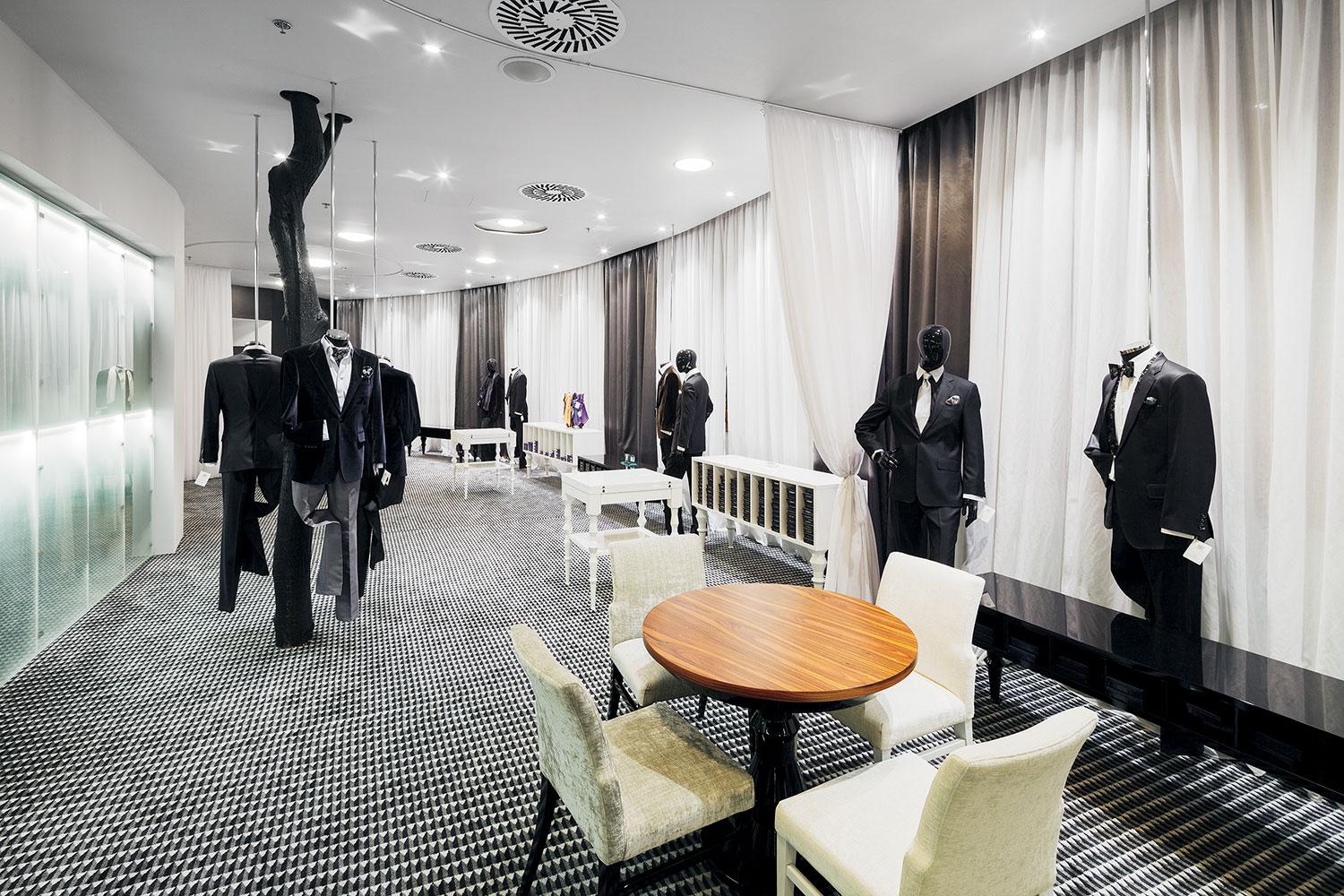 V showroome Marco Mirelli sú pripravené vzorky odevov z tých najkvalitnejších materiálov na svete.