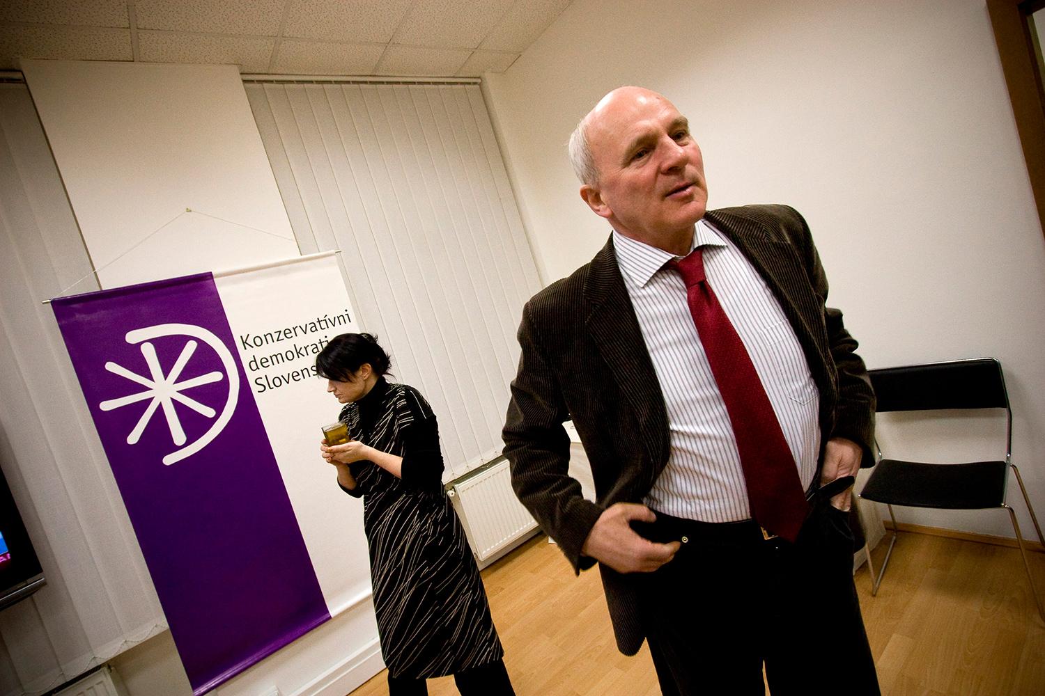 21. marec 2009 Bratislava: Prezidentský kandidát František Mikloško vo volebnej centrále pri svojom druhom pokuse stať sa hlavou štátu.