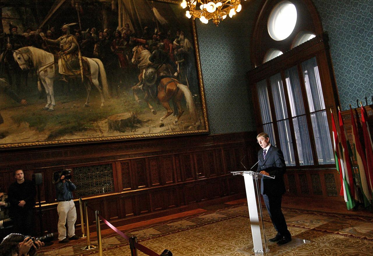 Rok 2006, Budapešť: Maďarský premiér Ferenc Gyurcsány počas tlačovej konferencie v čase, keď sa objavila nahrávka, na ktorej tvrdil, že jeho vláda klamala voličom ráno, na obed aj večer. ATTILA KISBENEDEK/ AFP/PROFIMEDIA