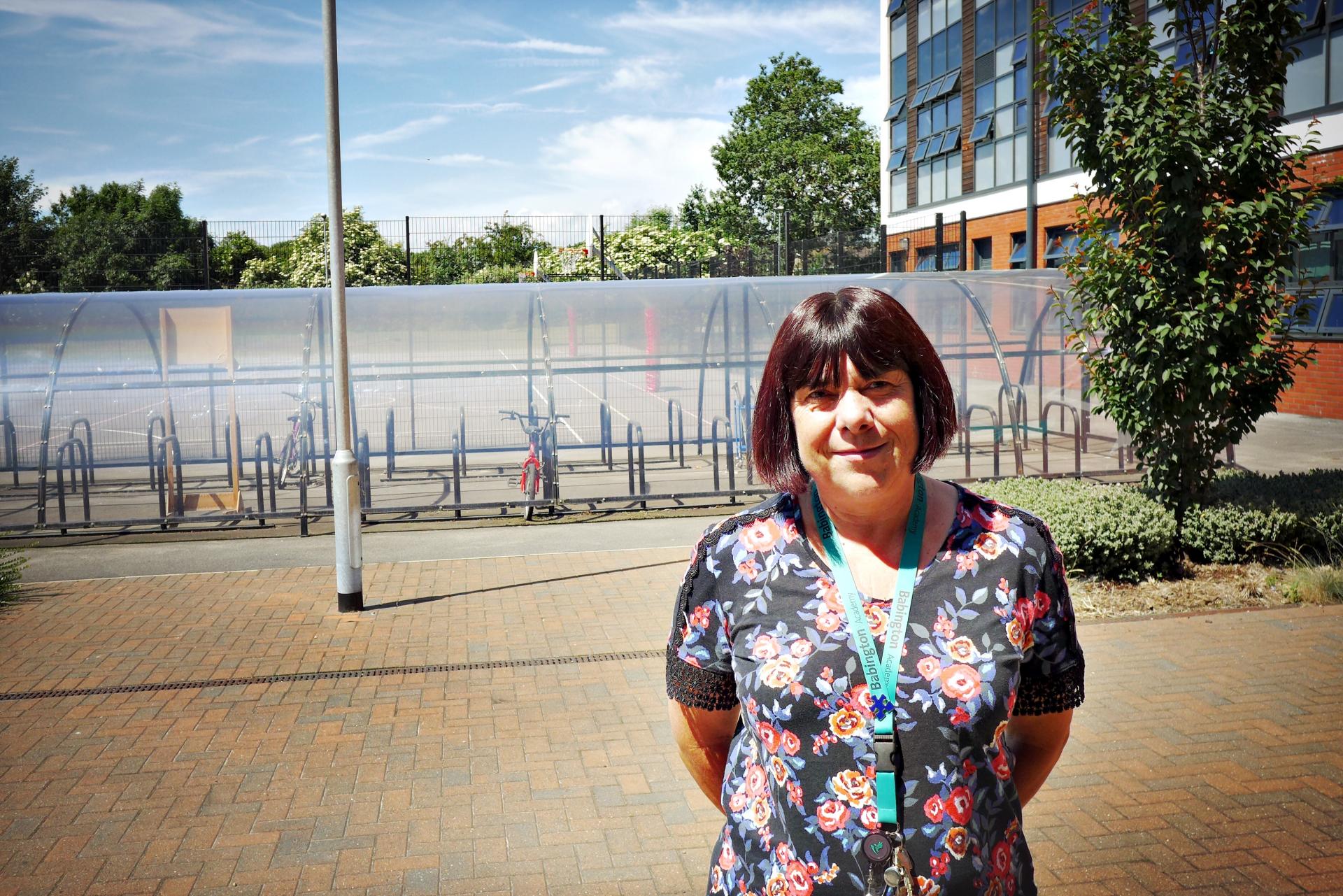 Debbie Harris sprevádza nových žiakov ich prvými dňami v škole Babington v Leicesteri.