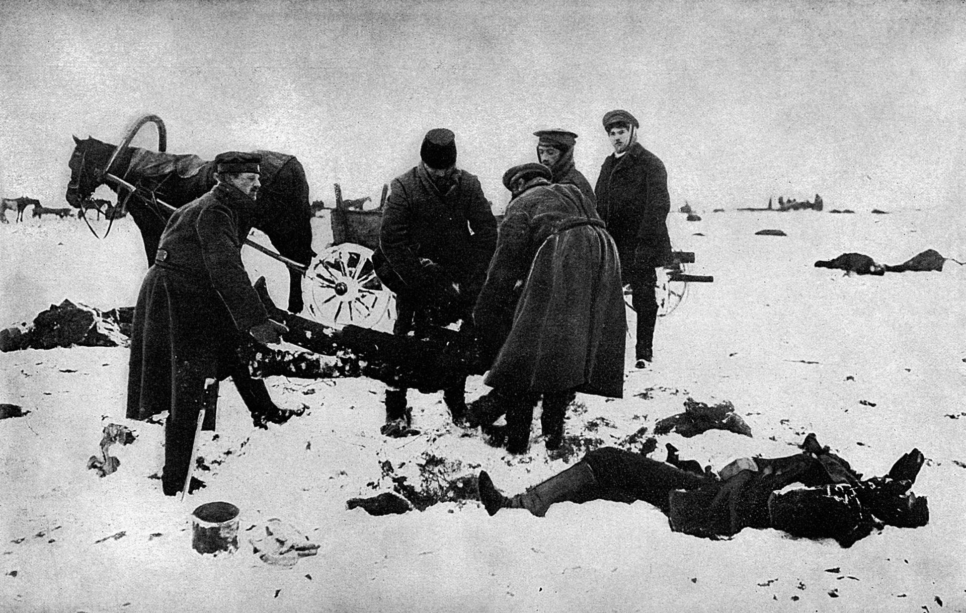 Obete októbrovej revolúcie bývali pochovávané do zmrznutej zeme na neobývaných priestranstvách. Vojenský prevrat, ktorým boľševici uchopili vládu v Rusku, priniesol krajine mnoho utrpenia, ktoré rástlo aj v ďalších rokoch 20. storočia.