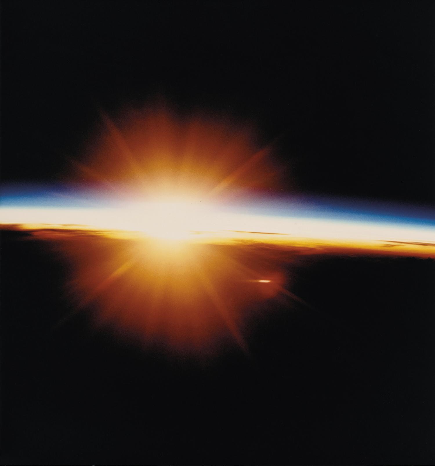Východ slnka spoza vrstiev zemskej atmosféry pri pohľade z raketoplánu Columbia počas misie STS-94 v roku 1997. Plynový obal nás chráni pred škodlivým kozmickým a slnečným žiarením a umožňuje život na Zemi.
