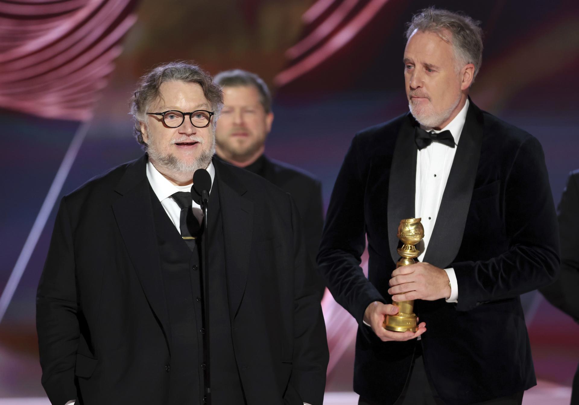 Guillermo del Toro, vľavo, a Mark Gustafson preberajú cenu za najlepší animovaný film za „Pinocchio Guillerma del Tora“