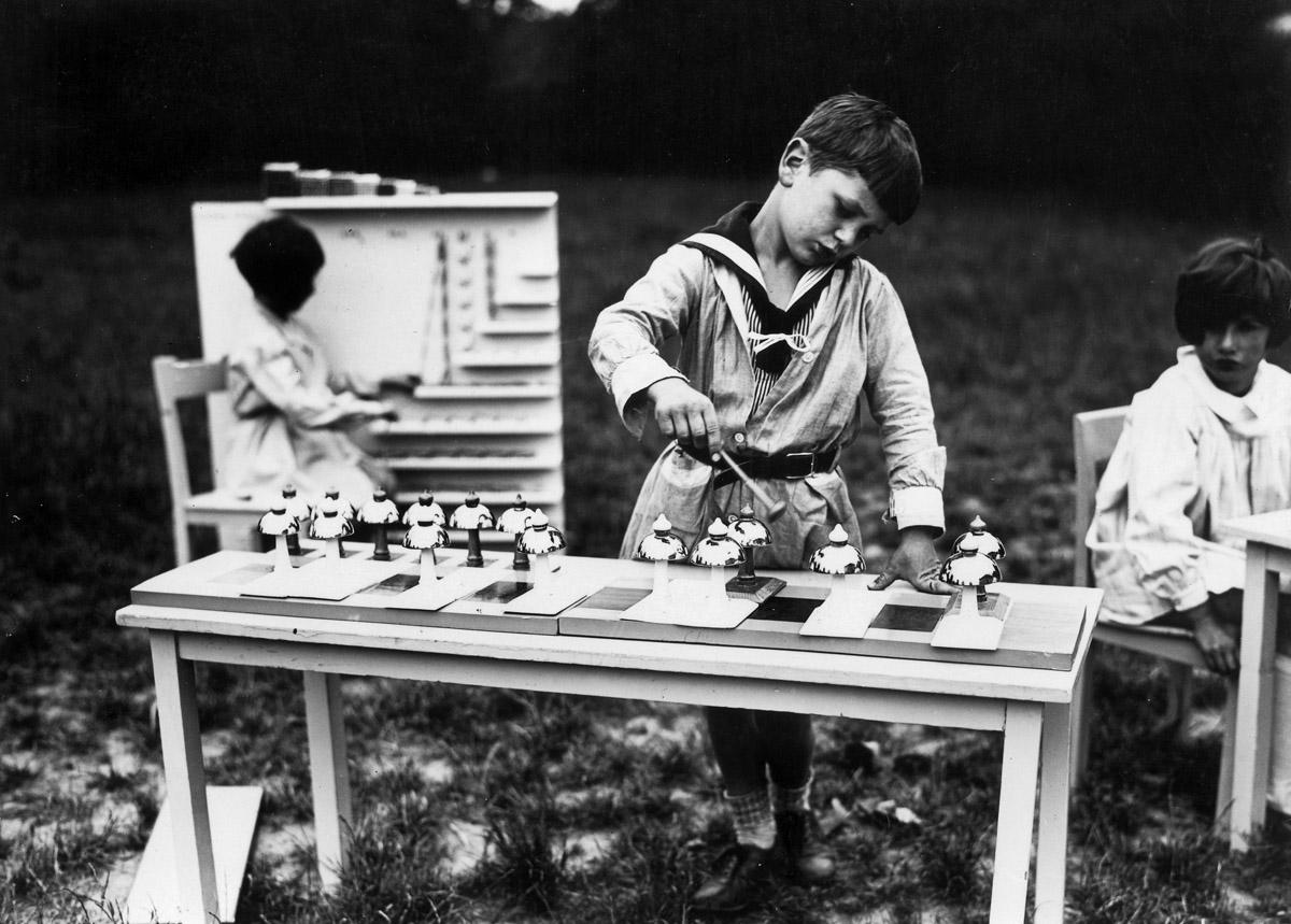 Zvončeky, ktoré vytvorila Anna Maccheroni, sa v Montessori používajú na precvičovanie sluchu. Nejde pritom vôbec o hudobnú výchovu, ale o spôsob, ako naučiť deti rozlišovať medzi tichom a zvukmi. Výchova k tichu je totiž chakteristickým znakom Montessori škôlok.