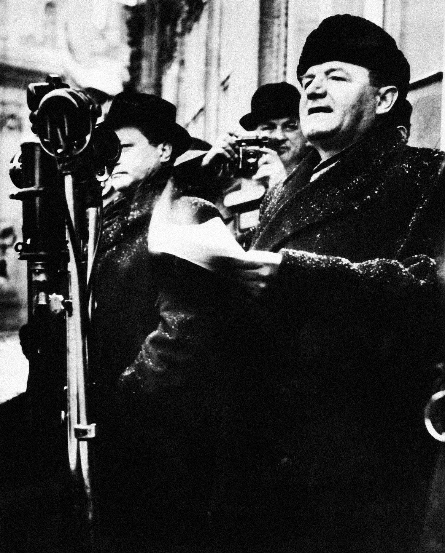 1948 Praha: Premiér Klement Gottwald pri slávnom prejave. Vedľa neho stojí jeho priateľ Vladimír Clementis, ktorého v roku 1952 po vykonštruovanom procese s Gottwaldovým súhlasom popravili a z fotografie vyretušovali.