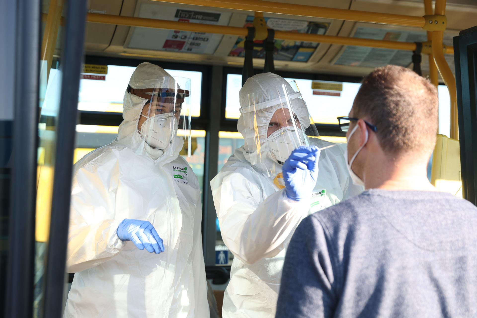 Zdravotníci na košickom letisku pri testovaní na Covid-19