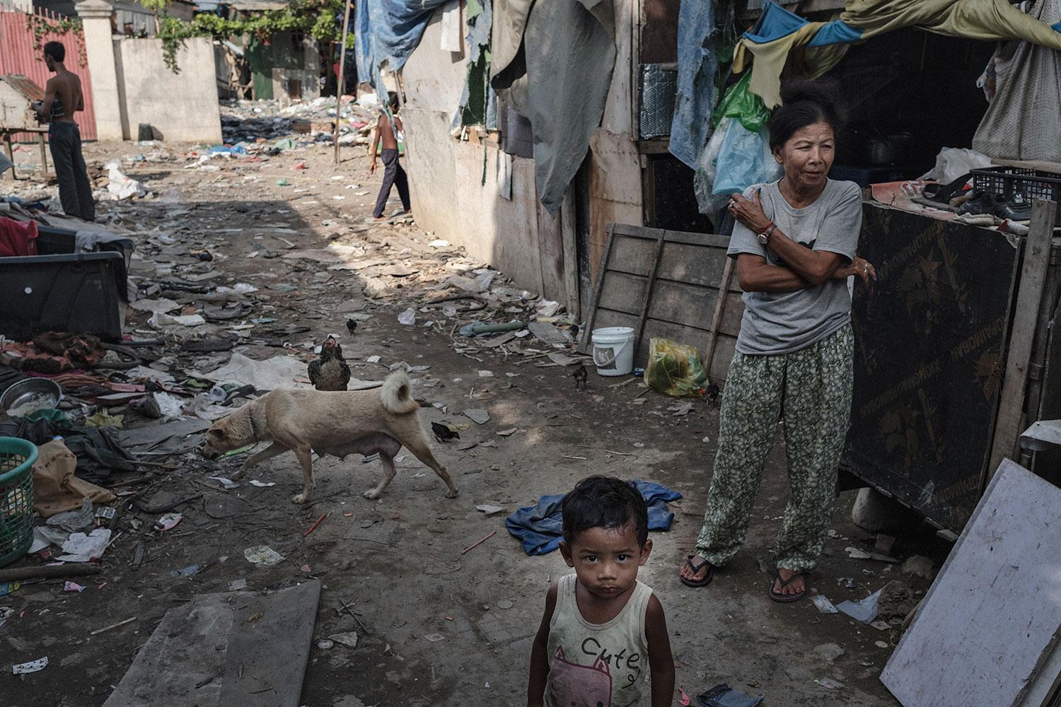 Chlapec vychovávaný starou mamou, obaja jeho rodičia sú vo väzení za krádež a drogovú trestnú činnosť. Rodina žije na okraji projektu, do ktorého sa nechce stará mama zapojiť pre podmienku protialkoholickej liečby. Chlapec však pravidelne dostáva potraviny aj zdravotnú starostlivosť zdarma.