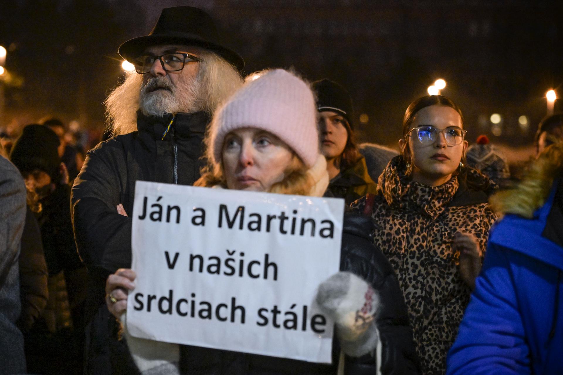 Účastníci počas spomienkového zhromaždenia k 8. výročiu vraždy Jána Kuciaka a Martiny Kušnírovej, ktoré organizovala občianská iniciatíva Za slušné Slovensko na Námestí slobody v Bratislave.