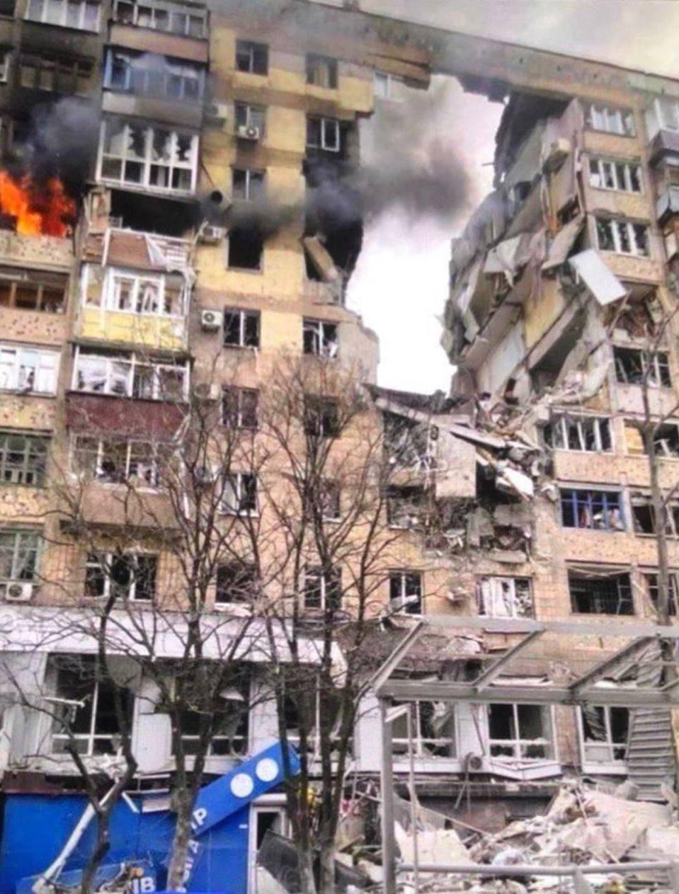 Zbombardovaný obytný dom v meste Mariupol, 19.3.2022