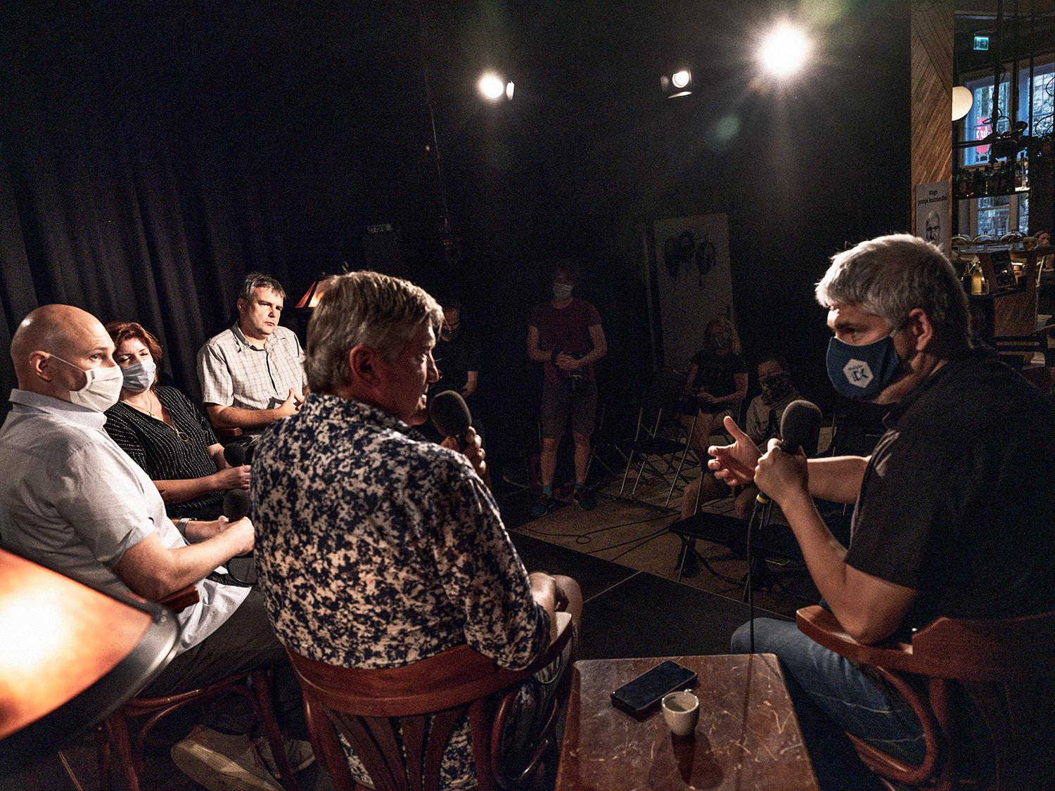 12. august 2020 Bratislava: Zľava virológ Boris Klempa, epidemiologička Alexandra Bražinová, odborník na matematické modelovanie Richard Kollár, Štefan Hríb a biochemik, vedec a inovátor koronatestov Pavol Čekan v .klube pod lampou.