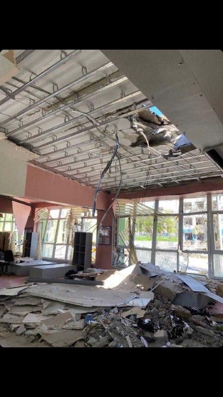 Zničená škola v Mariupole.