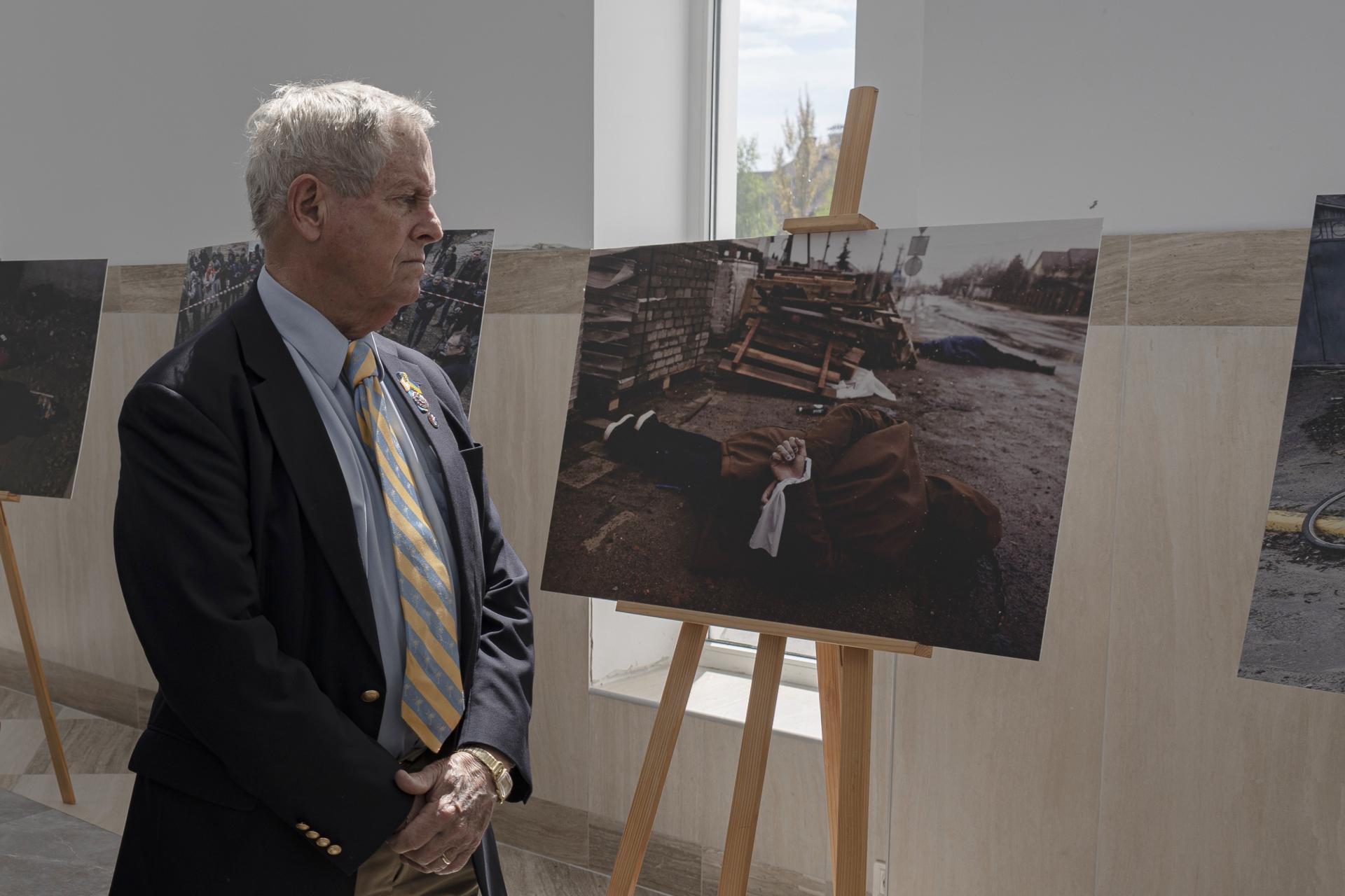 Predseda Helsinskej komisie Joe Wilson si prezerá výstavu obrázkov zobrazujúcich ruskú agresiu v Buči