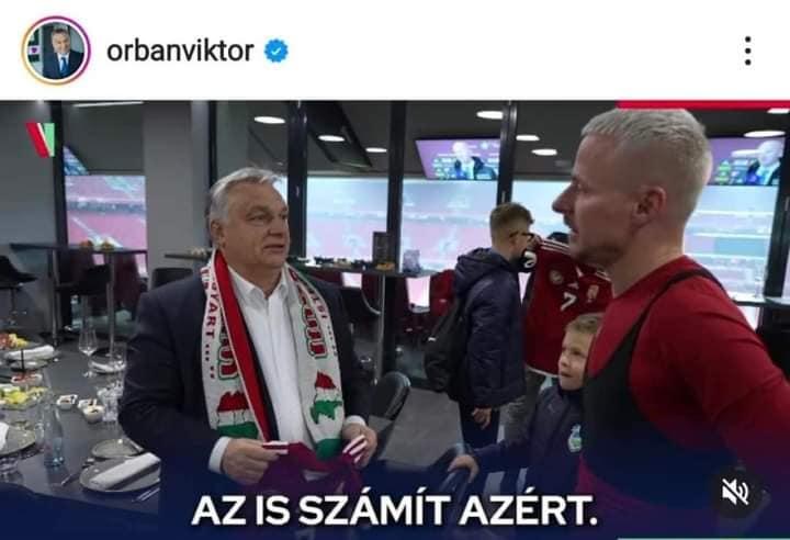 Viktor Orbán so šálom, na ktorom je mapa Uhorska spred roku 1918. Text v preklade znamená „aj to sa počíta“