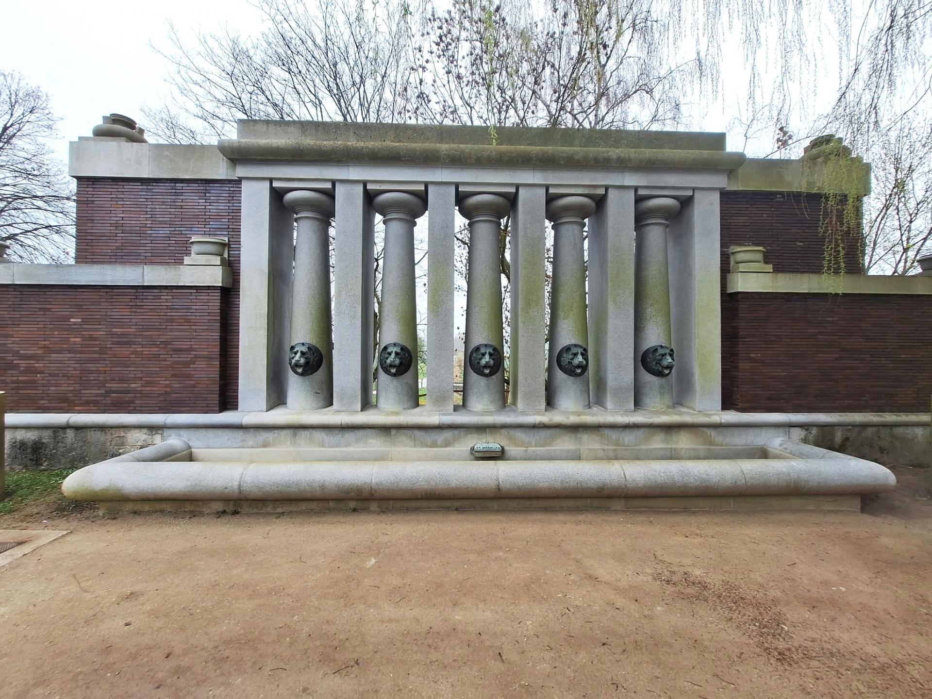 Bronzové levie hlavy (ktoré zároveň slúžia ako fontánové chrliče) symbolizujú päť krajín mladého Československa.