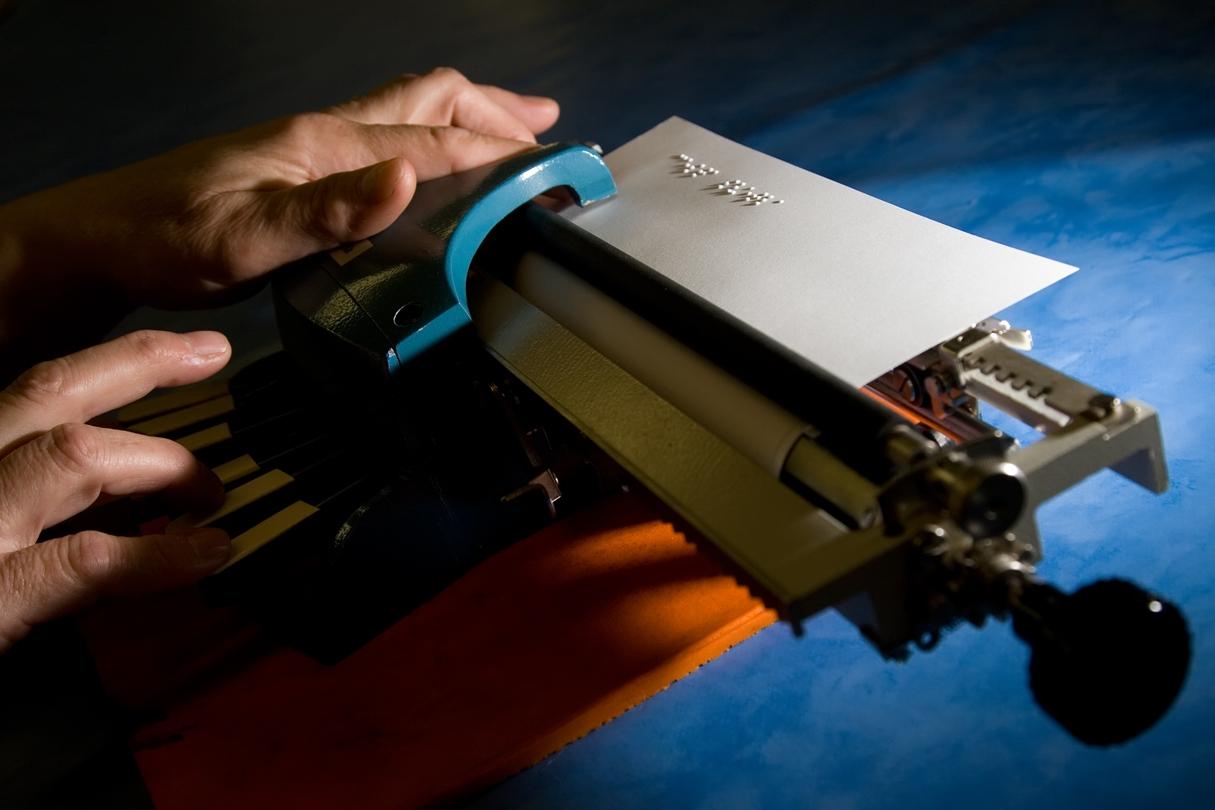 Pichtov stroj na písanie textov v Braillovom písme. 