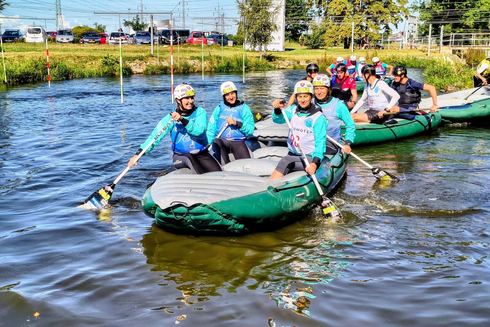 Ženský raftový tím Mistral na MS v raftingu v Argentíne.