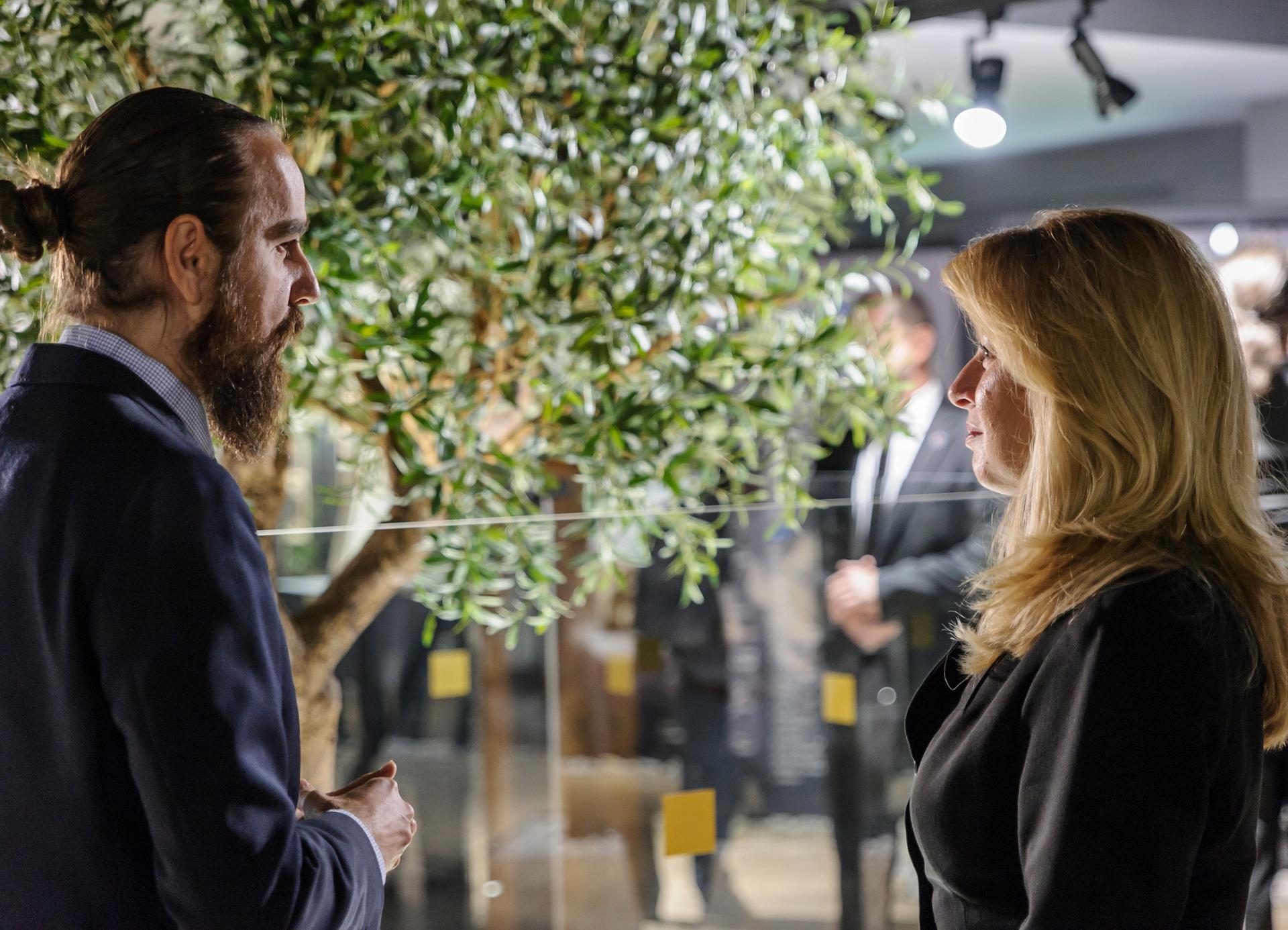  Riaditeľ Múzea holokaustu v Seredi Martin Korčok a prezidentka Zuzana Čaputová počas návštevy Múzea holokaustu.