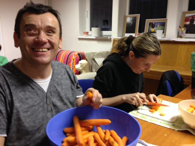 V rámci sebaobslužných činností sa nevidiaci či slabozrakí klienti naučia zvládnuť i varenie či žehlenie. 