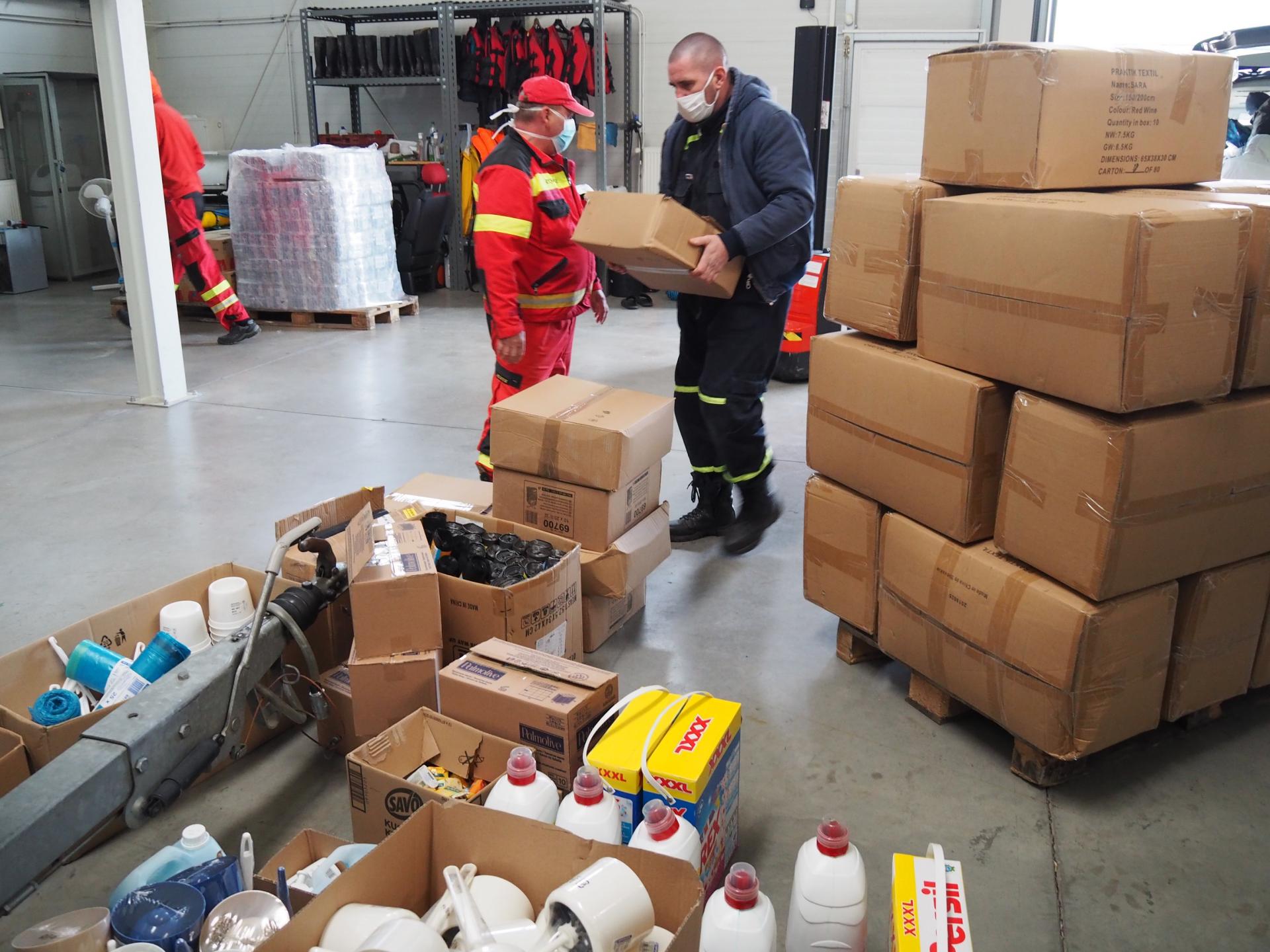 Medzi odovzdanými balíkmi nechýbali deky, uteráky, mydlá, dezinfekčné prostriedky, ale ani ochranné rúška pre personál.