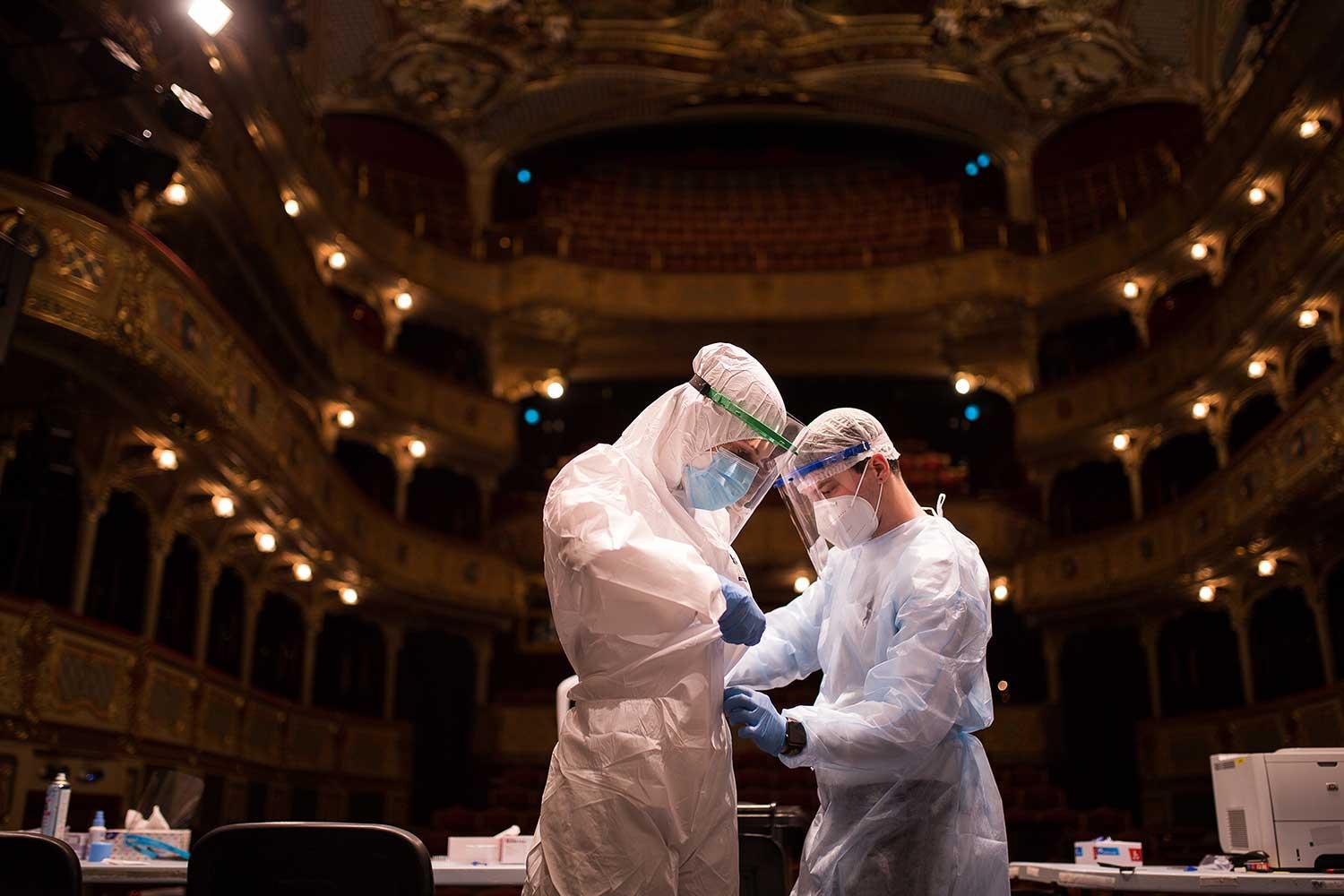 23. január 2021 Košice: Zdravotníci v ochranných odevoch končia obednú prestávku počas plošného skríningu. Masové testovanie, hoci nie je efektívne proti infekciám, pokračuje a vyčerpáva ľudské i finančné zdroje.