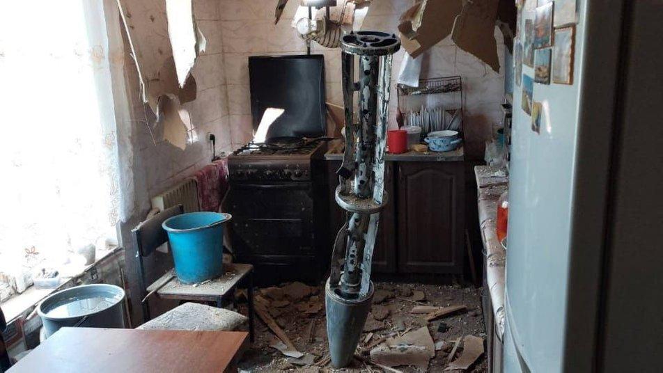 Raketa priamo v centre domu v obci neďaleko Charkova.