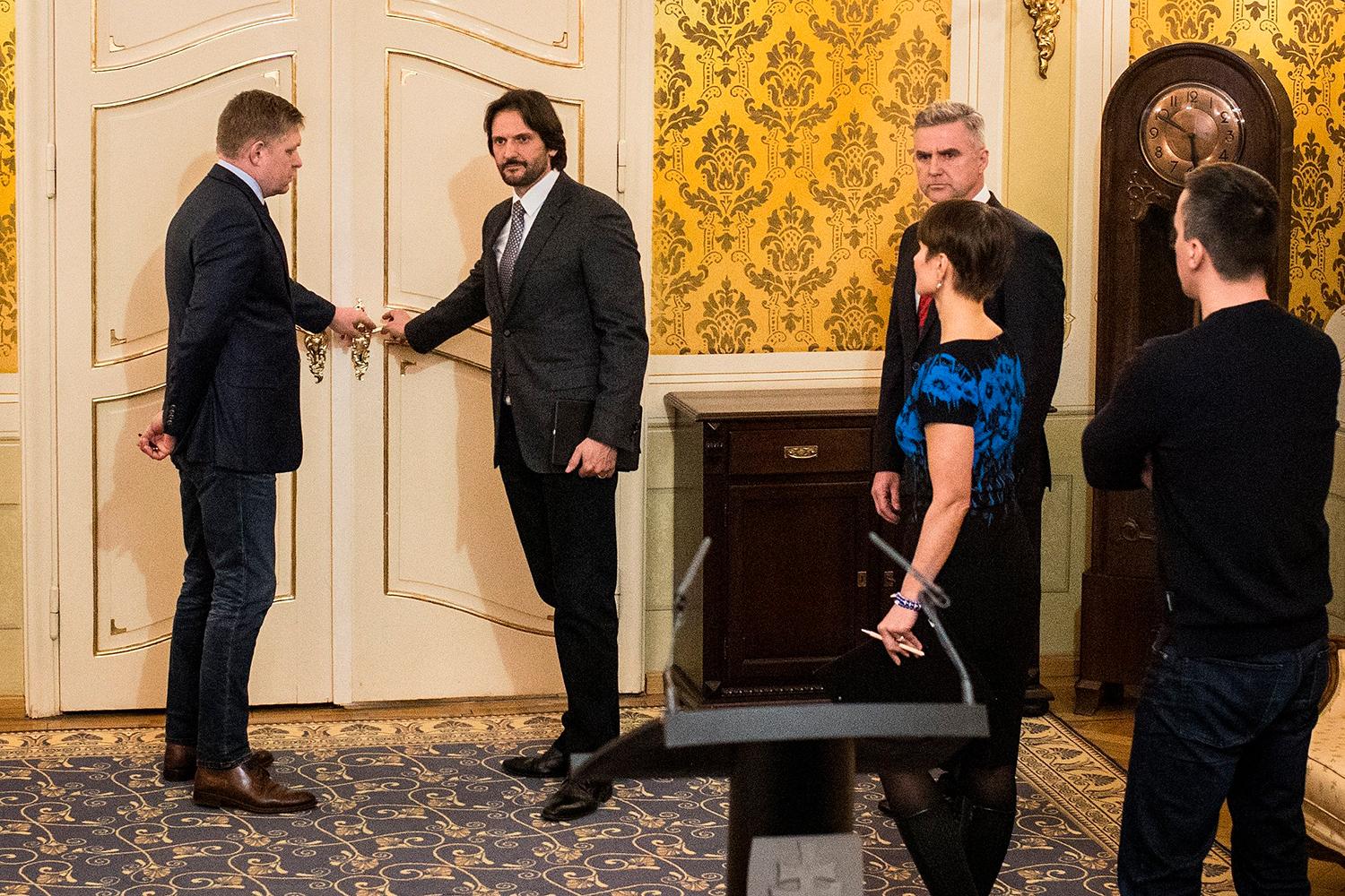 27. február 2018 Bratislava: Premiér Fico, minister Kaliňák a policajný prezident Gašpar na tlačovke k vražde Jána Kuciaka a jeho snúbenice.