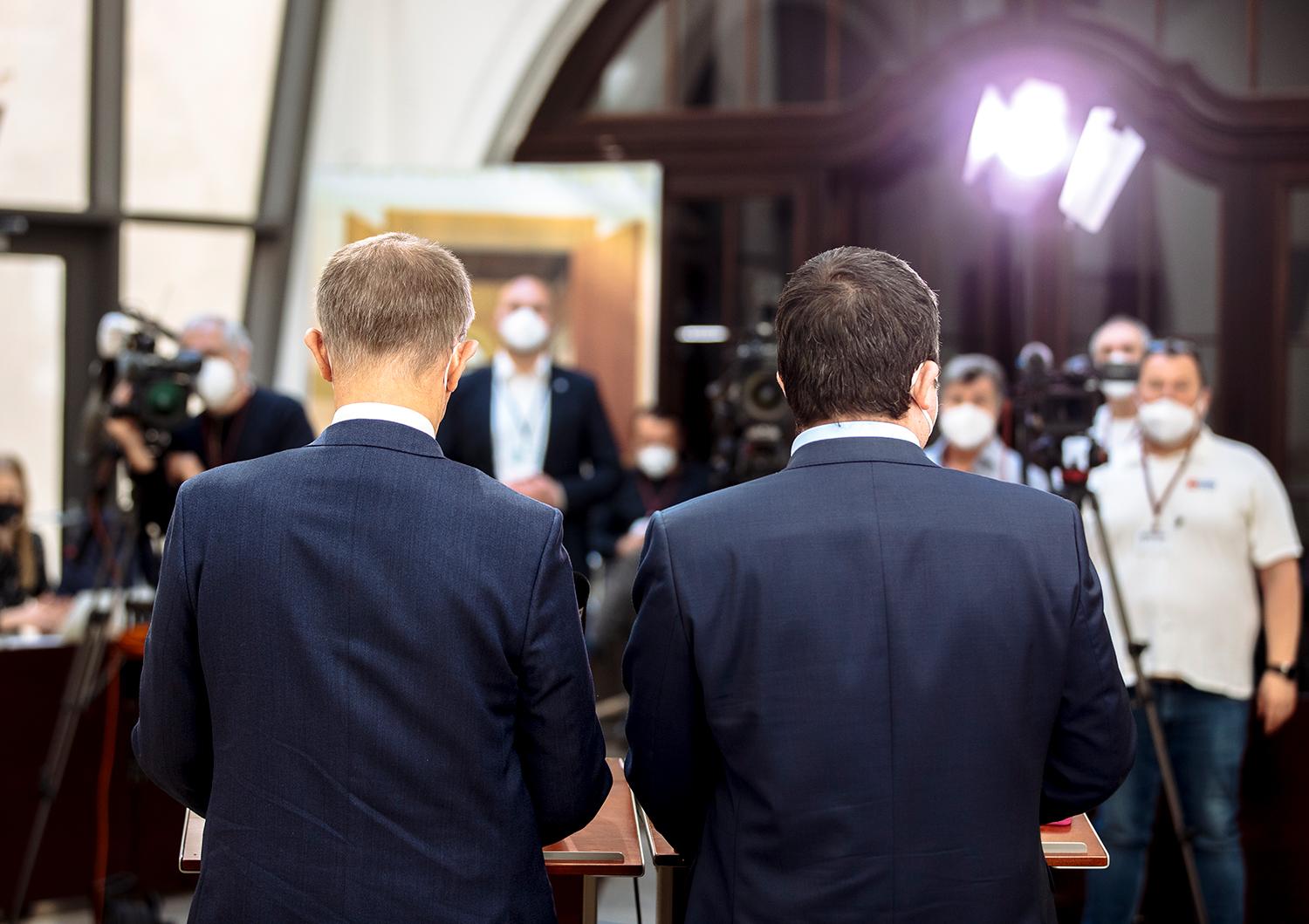  20. apríl 2021 Praha, Česko: Premiér Andrej Babiš a minister vnútra Jan Hamáček v Poslaneckej snemovni, kde sa riešila kauza Vrbětice. Premiér Babiš najprv vyhlásil, že výbuch, ktorý má na svedomí ruská tajná služba, bol štátny terorizmus, neskôr to kvalifikoval ako útok na tovar.