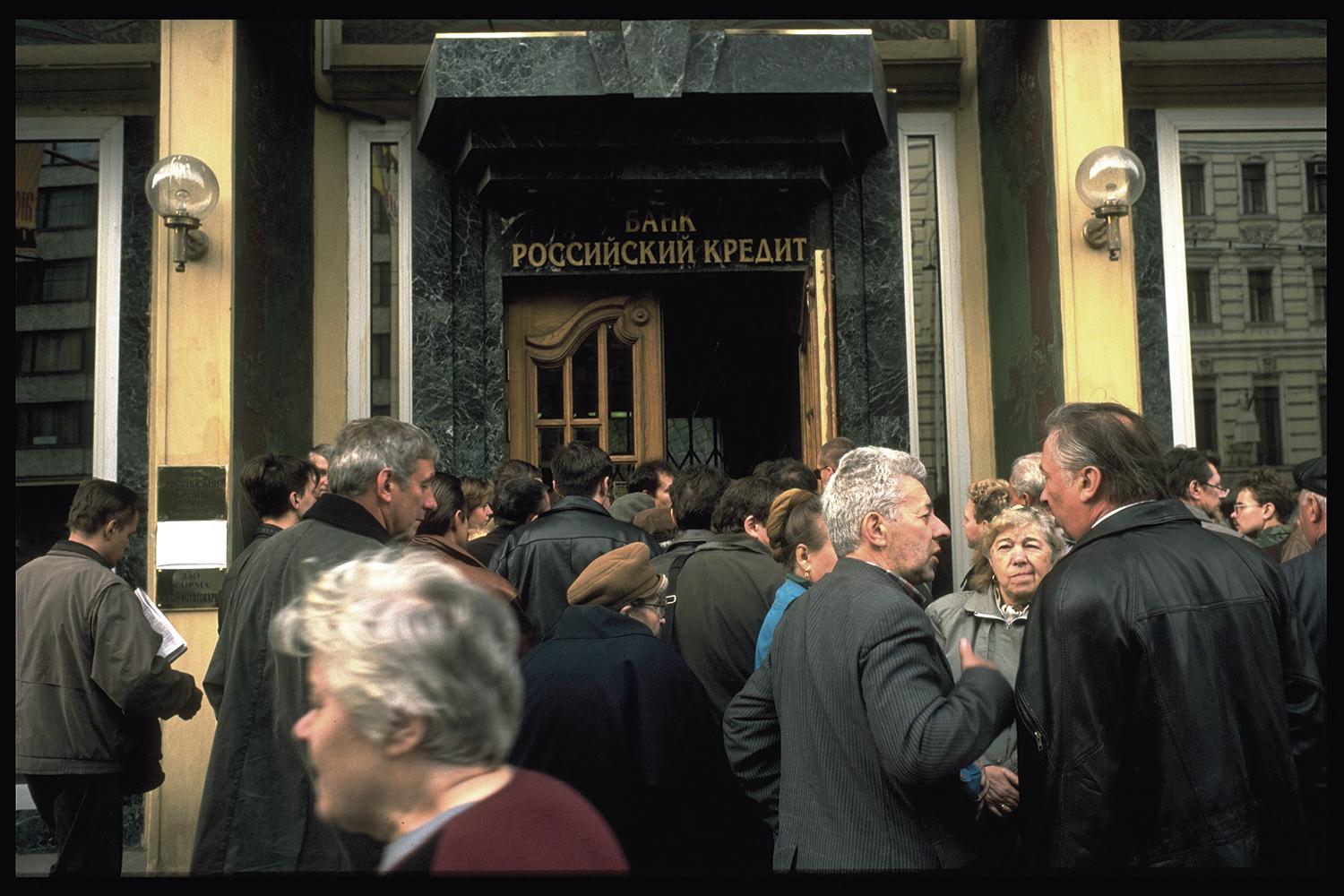 Ľudia stoja v rade pred jednou z ruských bánk počas ekonomickej krízy v roku 1998.
