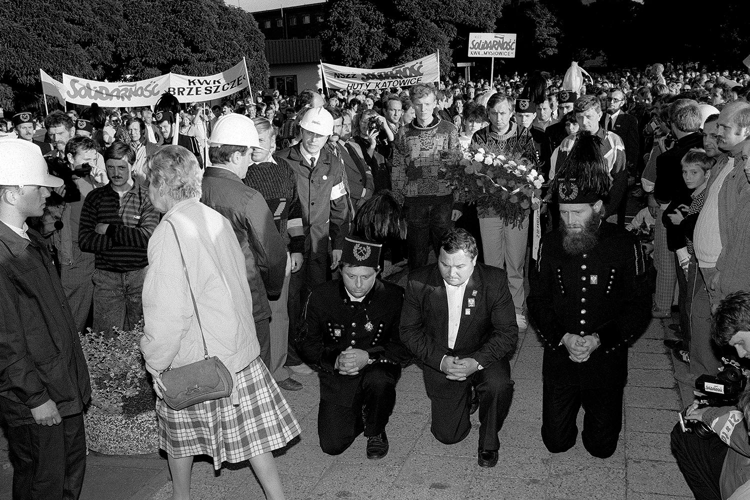 31. august 1989 Gdansk, Poľsko: Poliaci v úctivej poklone pred Pamätníkom troch krížov. Hnutie Solidarita demonštrovalo pri príležitosti deviateho výročia podpisu takzvanej Gdanskej dohody, ktorá pripúšťala možnosť demokratických zmien vo vtedajšom politickom systéme.