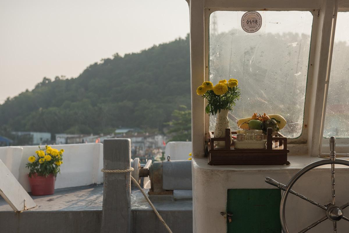 Vietnamci z južných oblastí dekorujú svoje príbytky, ale aj lode či obchody žltými kvetmi, ktoré majú priniesť šťastie a prosperitu. V iných regiónoch sa môžu používať iné druhy kvetov.