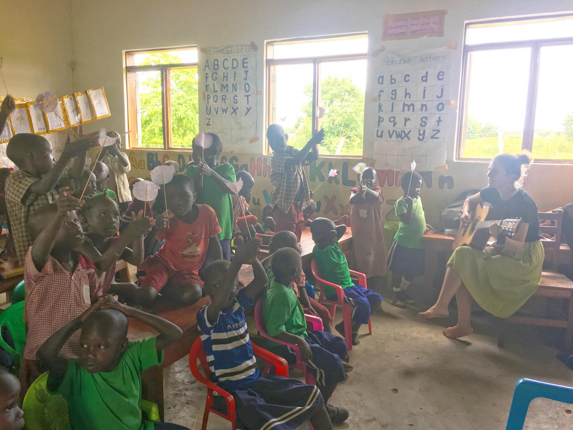 Deti v škôlke pri výučbe s dobrovoľníčkami.