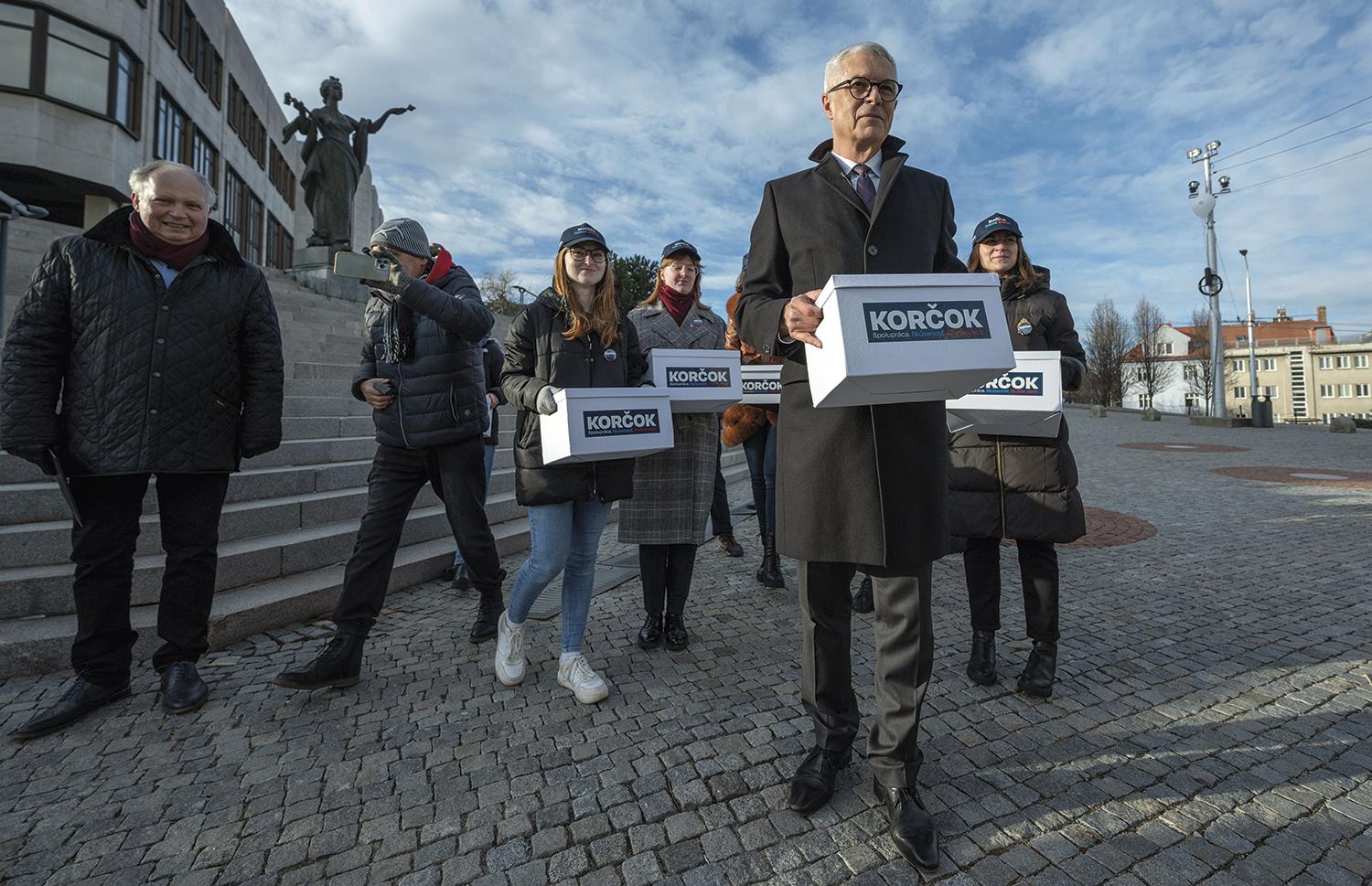 9. január 2024, Bratislava: Ivan Korčok počas odovzdávania petičných hárkov s podpismi občanov za jeho prezidentskú kandidatúru do podateľne Národnej rady SR.