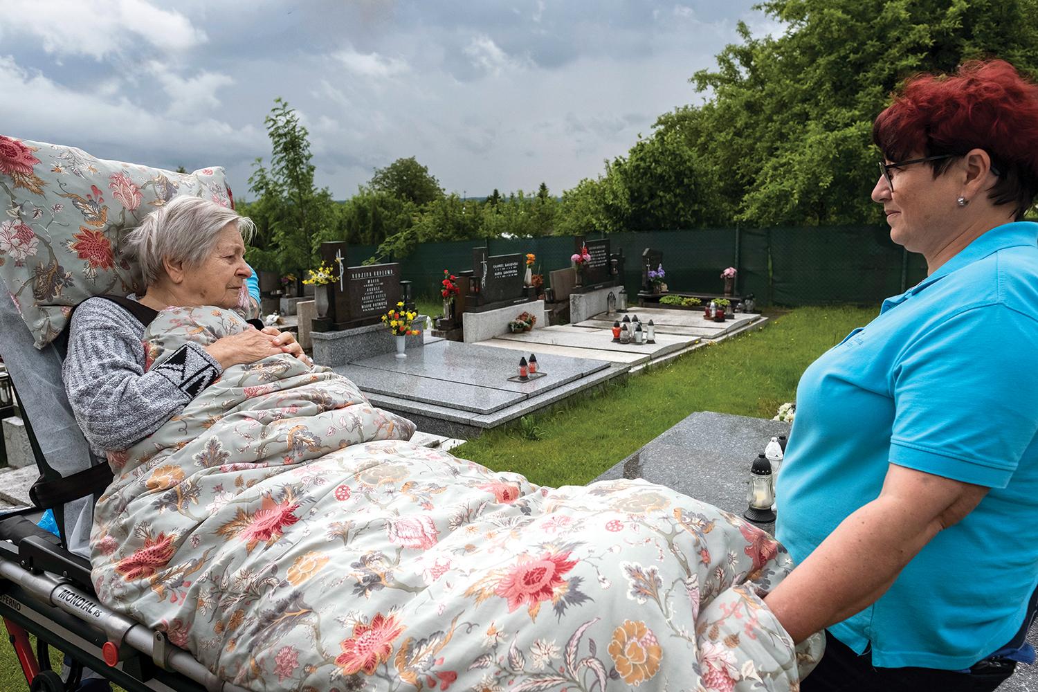 Cesta pani Anselmy so Sanitkou prianí na stretnutie so sestrou a rodinou v rodnom dome. Projekt Sanitka prianí umožňuje ľuďom v terminálnom štádiu ochorenia alebo s obmedzenou pohyblivosťou splniť ešte jedno želanie a priniesť radosť do ich života. 