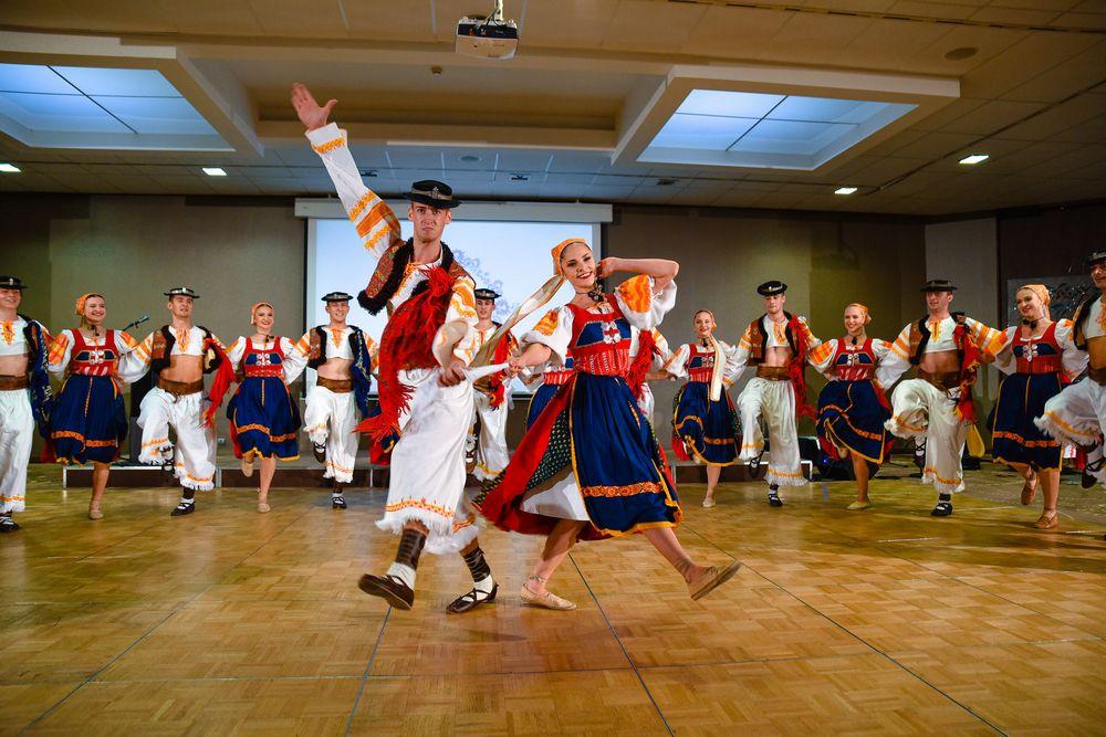  Atraktívny program  zakončilo vystúpenie Lúčnice s hudobným doprovodom Zlaté husle